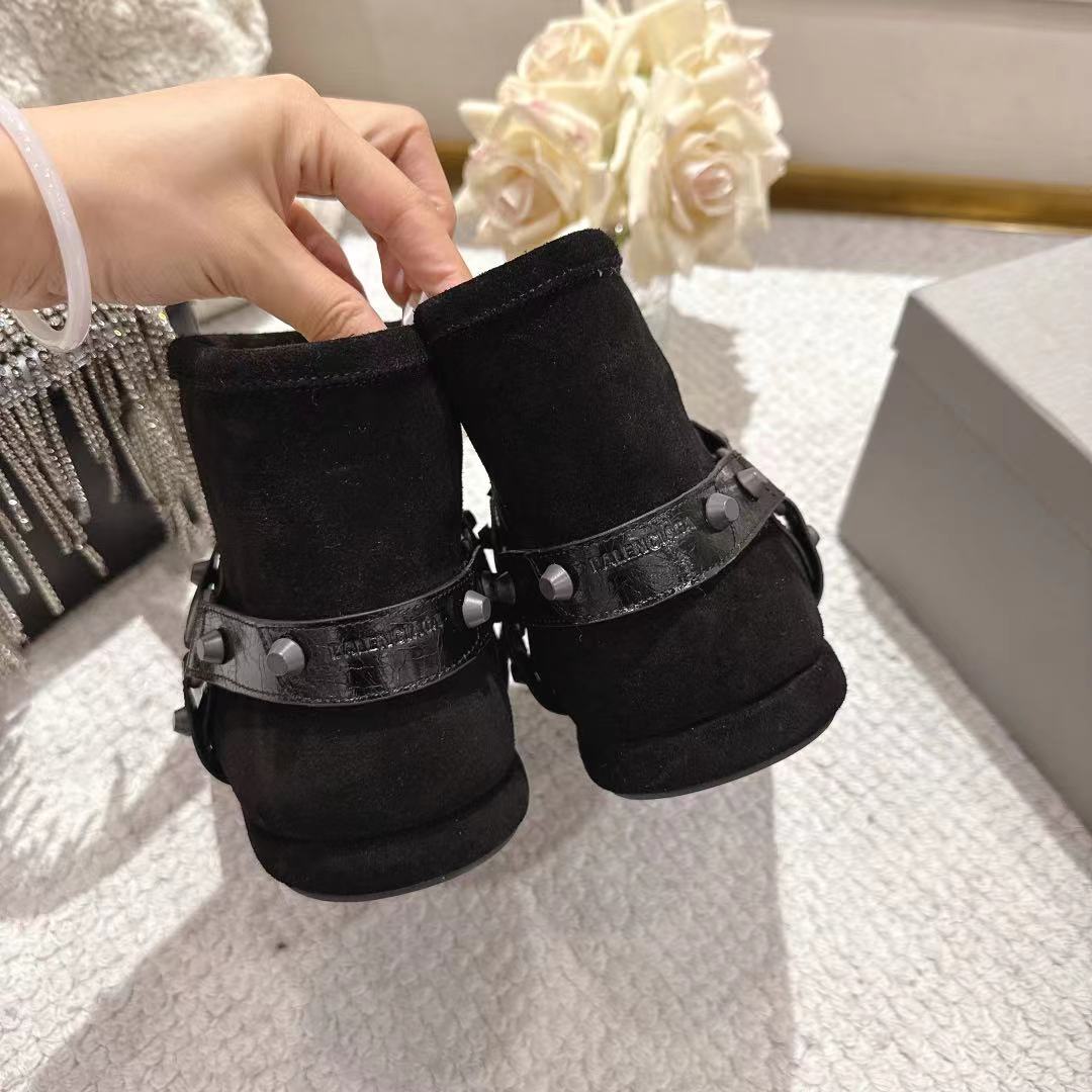 💰320🔥BALENCIAGA*巴黎世家F022 2025ss秋冬新款羊毛短靴雪地靴
冬日凛凛🏂🏻不可缺之一，闭眼入都是不会后悔·上脚非常舒服超舒服⚠️（ZP订制面料）
✔鞋面：定制进口羊毛
✔内里：定制进口绵羊毛
✔鞋底：开模ZP大底
✔码数：35-39 （40订做不退换）