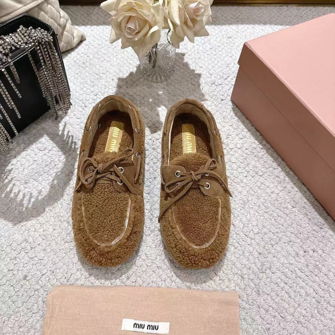 NO:562220,miu mi's new 25-year catwalk ♀ furry loafers are hotly available, and they are a must-have item for all year round. The upper feet are made of customized imported Teddy wool retro craftsmanship, which makes the whole pair of shoes appear casual and free. The upper adopts a simple lace-up bow design, which makes the whole pair of shoes lively in an instant. The lazy one-step design makes it convenient and quick to go out with casual concave shape. Exclusive molded rubber outsole, soft, light, non-slip and wear-resistant  Size 35 to 40 (41 is custom-made and non-refundable), loafers, miumiu, loafers19860909miu mi 25年走秀新款♀毛毛乐福鞋火爆来袭,常年穿搭必备单品 鞋面垫脚采用定制进口泰迪羊毛复古工艺,使整双鞋都透露着随性和洒脱,鞋面采用简约系带蝴蝶结设计,一瞬间整双鞋灵动了起来懒人一脚蹬设计,出门方便快捷随意凹造型 独家开模橡胶大底,柔软轻便还防滑耐磨 码数35一40（41定做不退换）,乐福鞋,miumiu,loafers,Women's Shoes