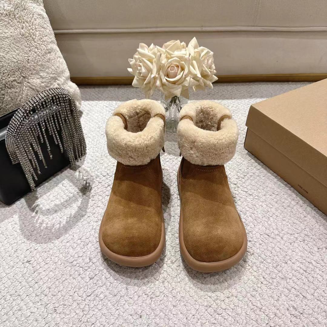 NO:615972,The upgraded version of UGG's big potato small curly short boots are here, fashionable and versatile, a must-have in winter!  Fabric is high mercerized cow suede, lining is imported lamb hair, outsole is rubber non-slip outsole, size 35~40, snow boots, boots19860909UGG 升级版的大土豆小卷毛短靴来了,时尚又百搭,冬天必备！ 面料高丝光牛反绒 内里进口羊羔毛 大底橡胶防滑大底 码数35～40,雪地靴,boots,Women's Shoes