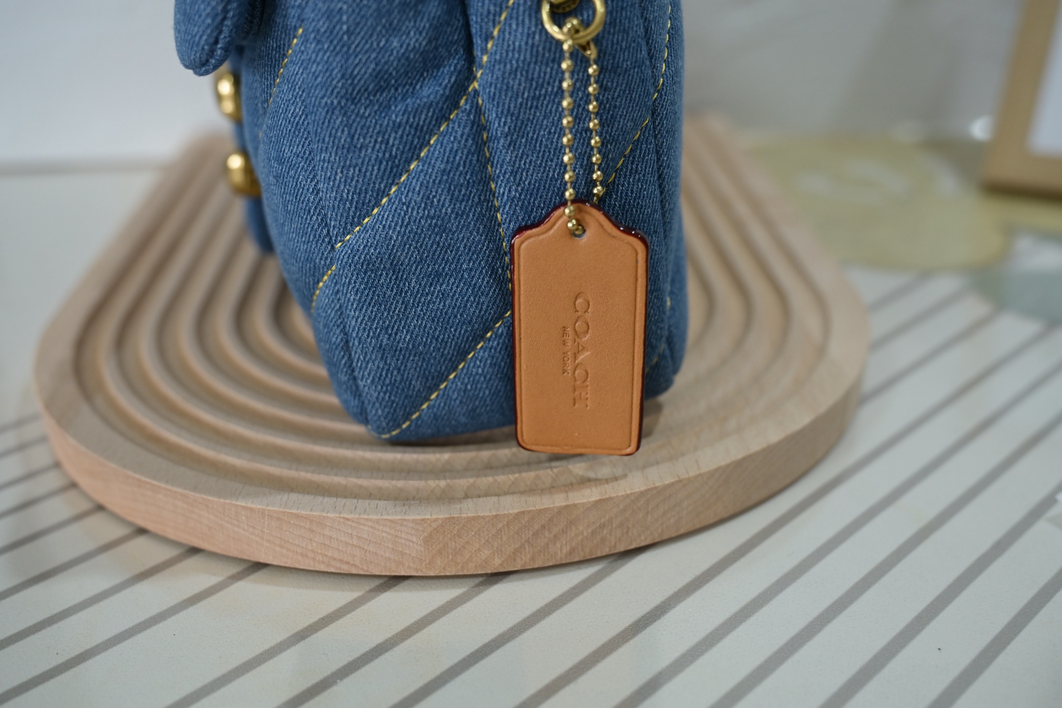 Coach CR704 Quilting Tabbyチェーンショルダーバッグ - 高級感あふれるダークトーン