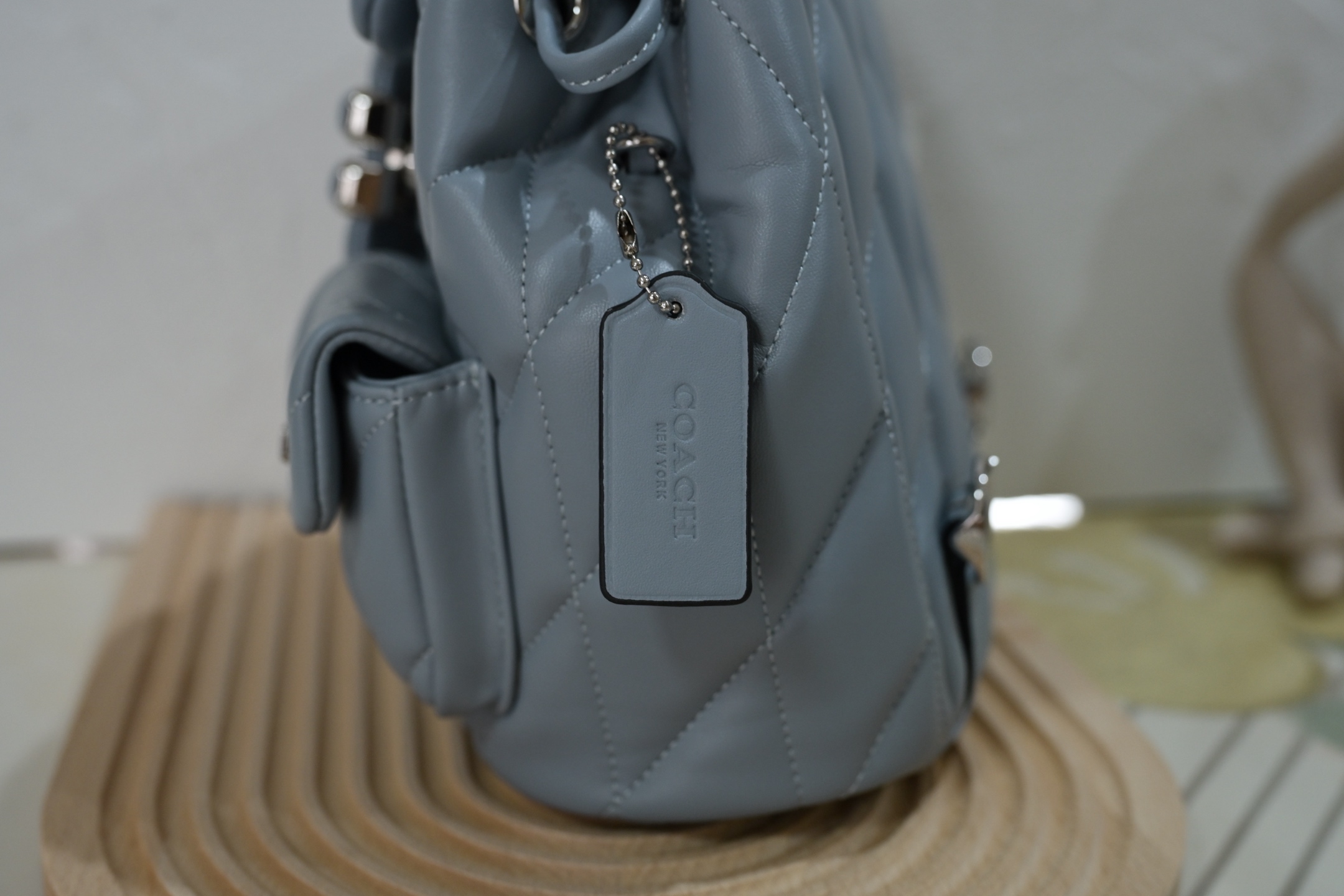 Coach Tabbyシリーズ小背包 - 可愛くて機能的なデザイン