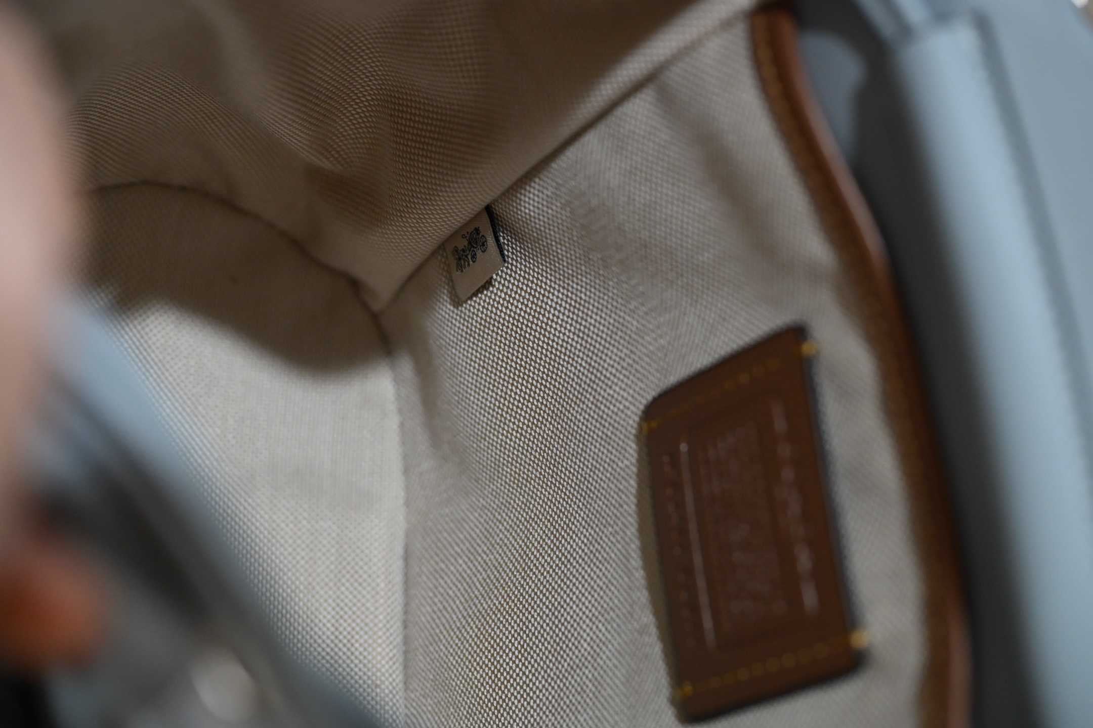 Coach Tabbyシリーズ小背包 - 可愛くて機能的なデザイン