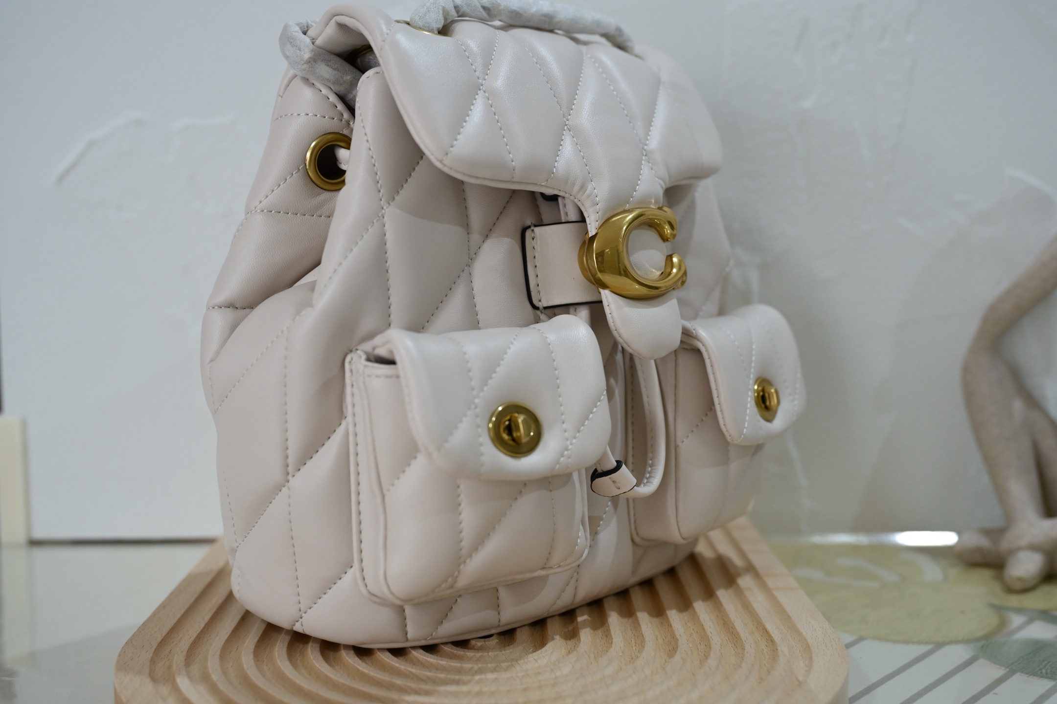 Coach Tabbyシリーズ 小背包 可愛らしいデザインと調整可能な肩紐