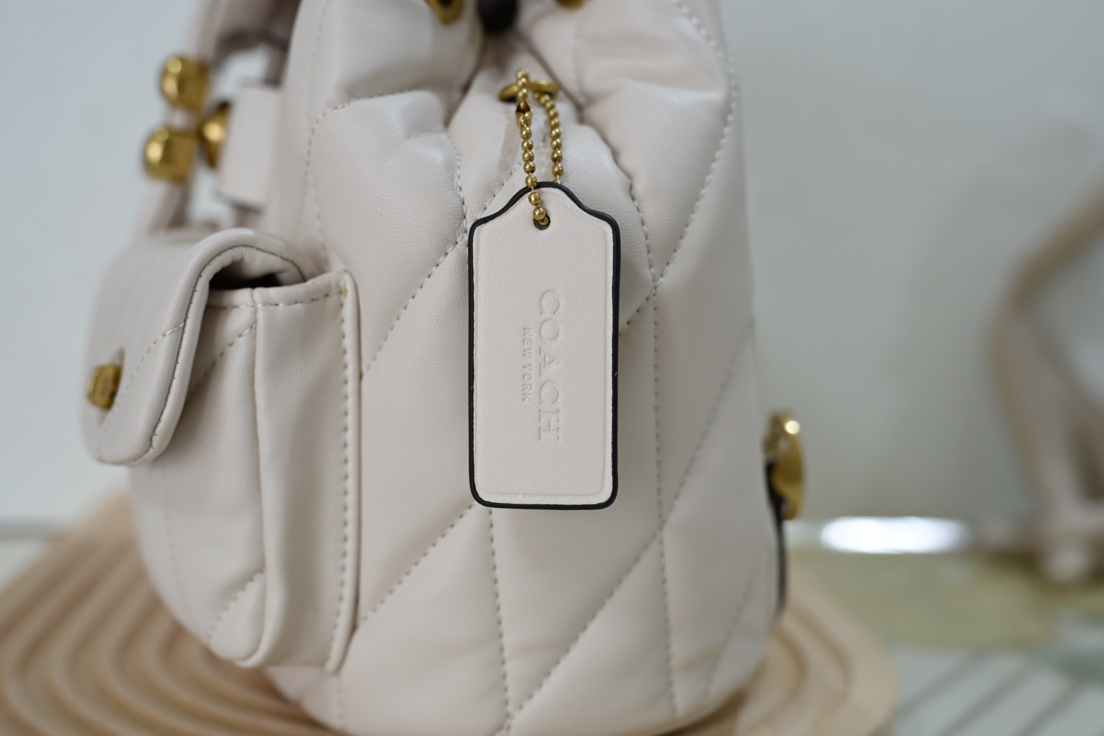 Coach Tabbyシリーズ 小背包 可愛らしいデザインと調整可能な肩紐