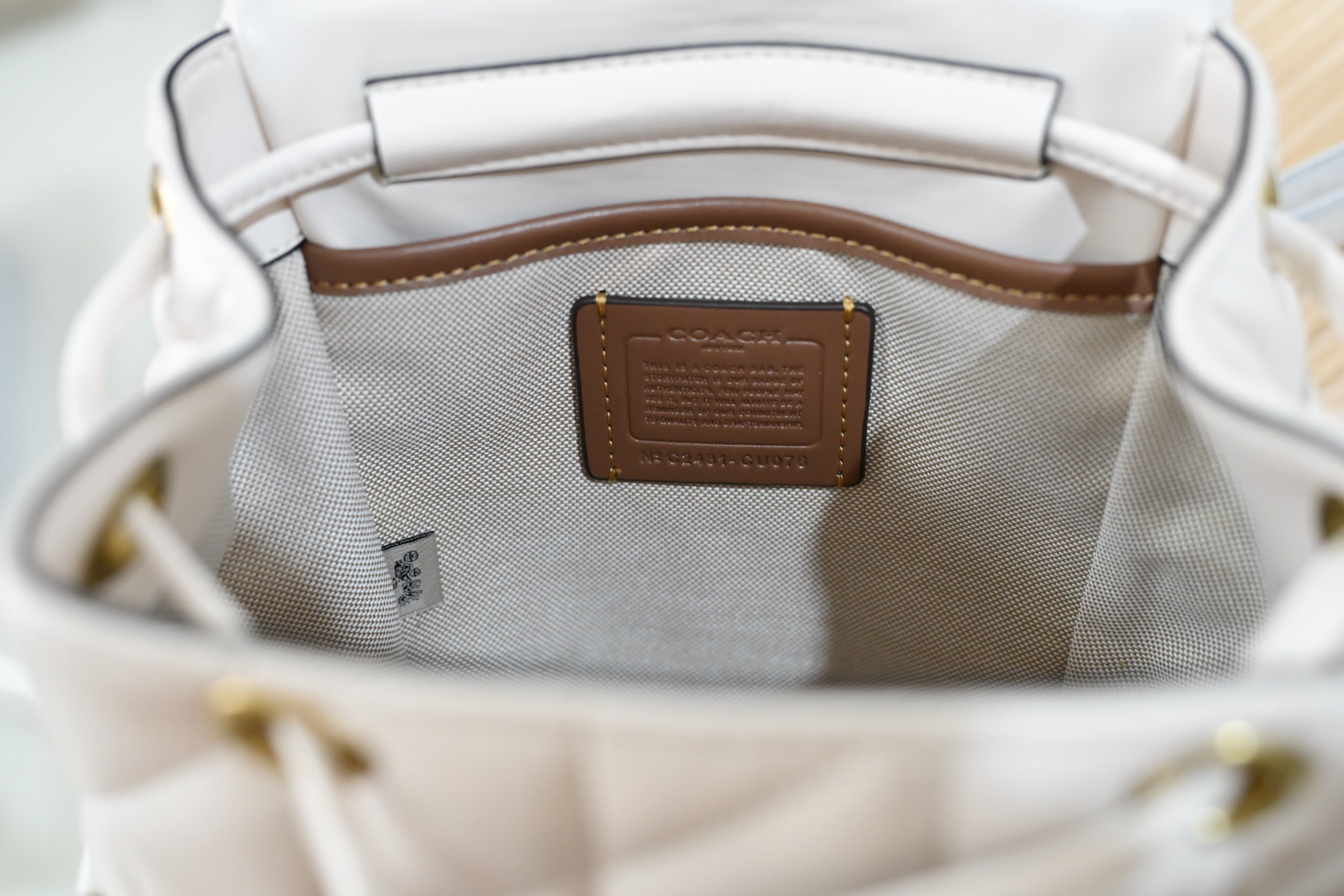 Coach Tabbyシリーズ 小背包 可愛らしいデザインと調整可能な肩紐