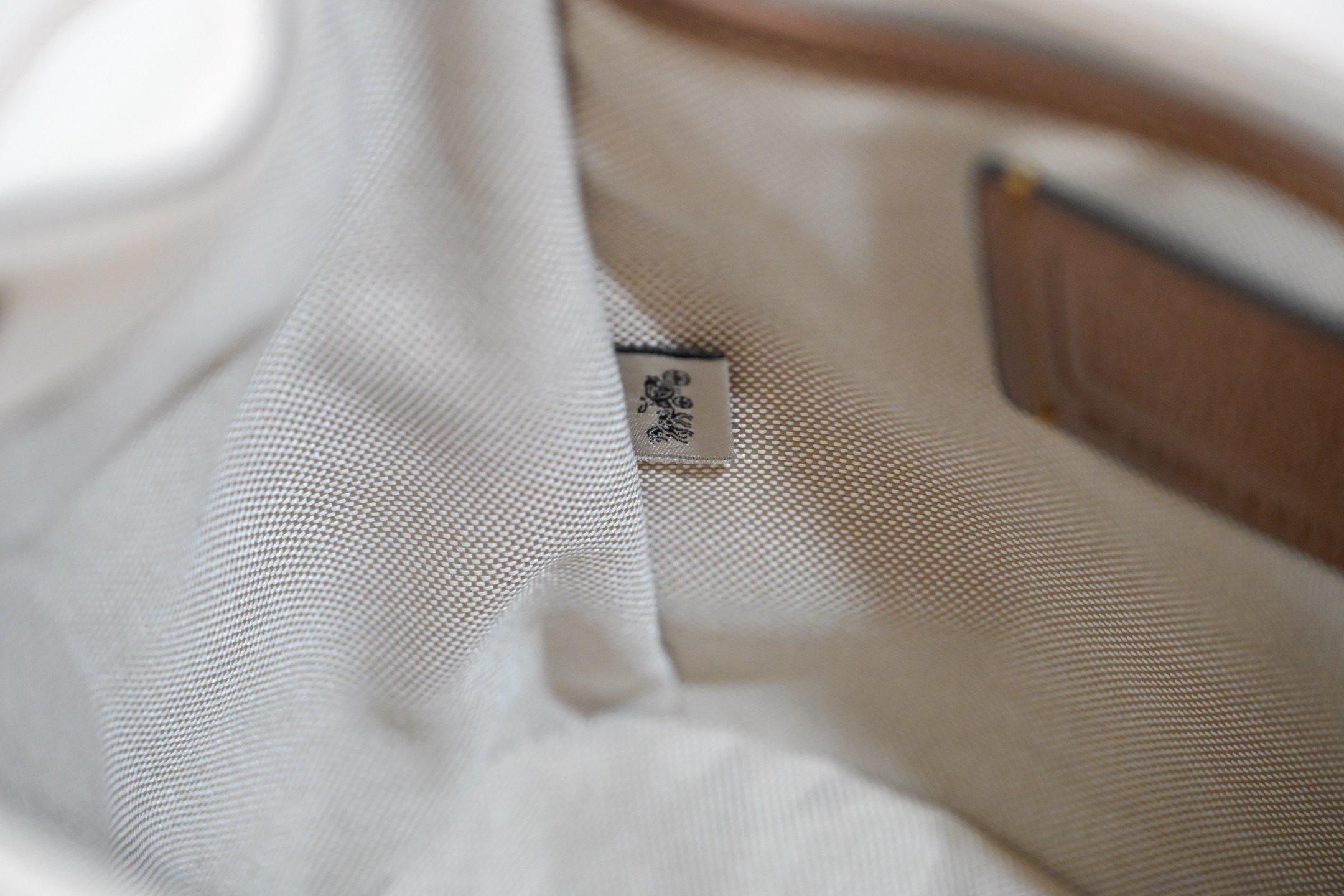 Coach Tabbyシリーズ 小背包 可愛らしいデザインと調整可能な肩紐