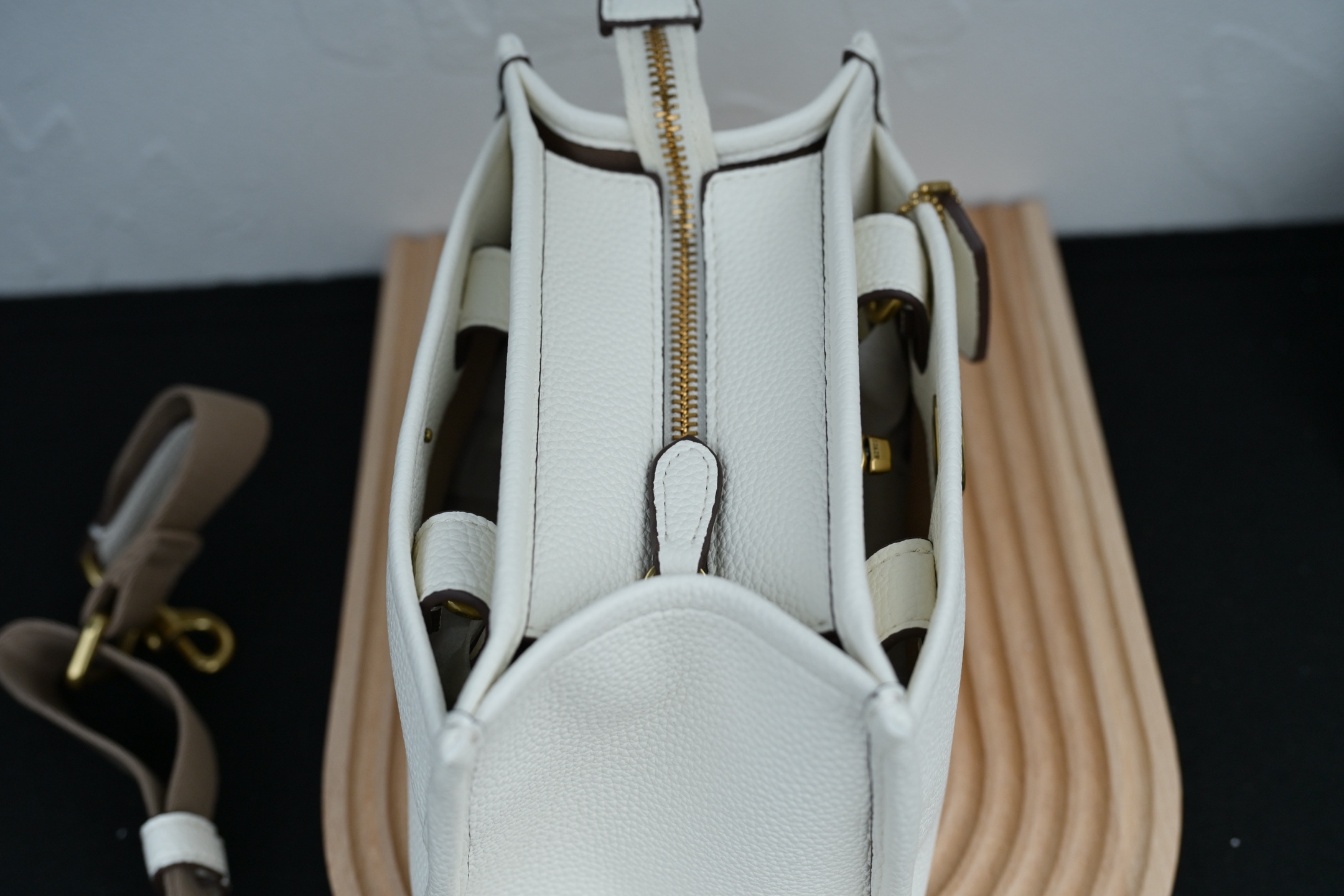 COACH新款トートバッグ - 小号CAO26/中号CAM66/大号CAM75の3色展開