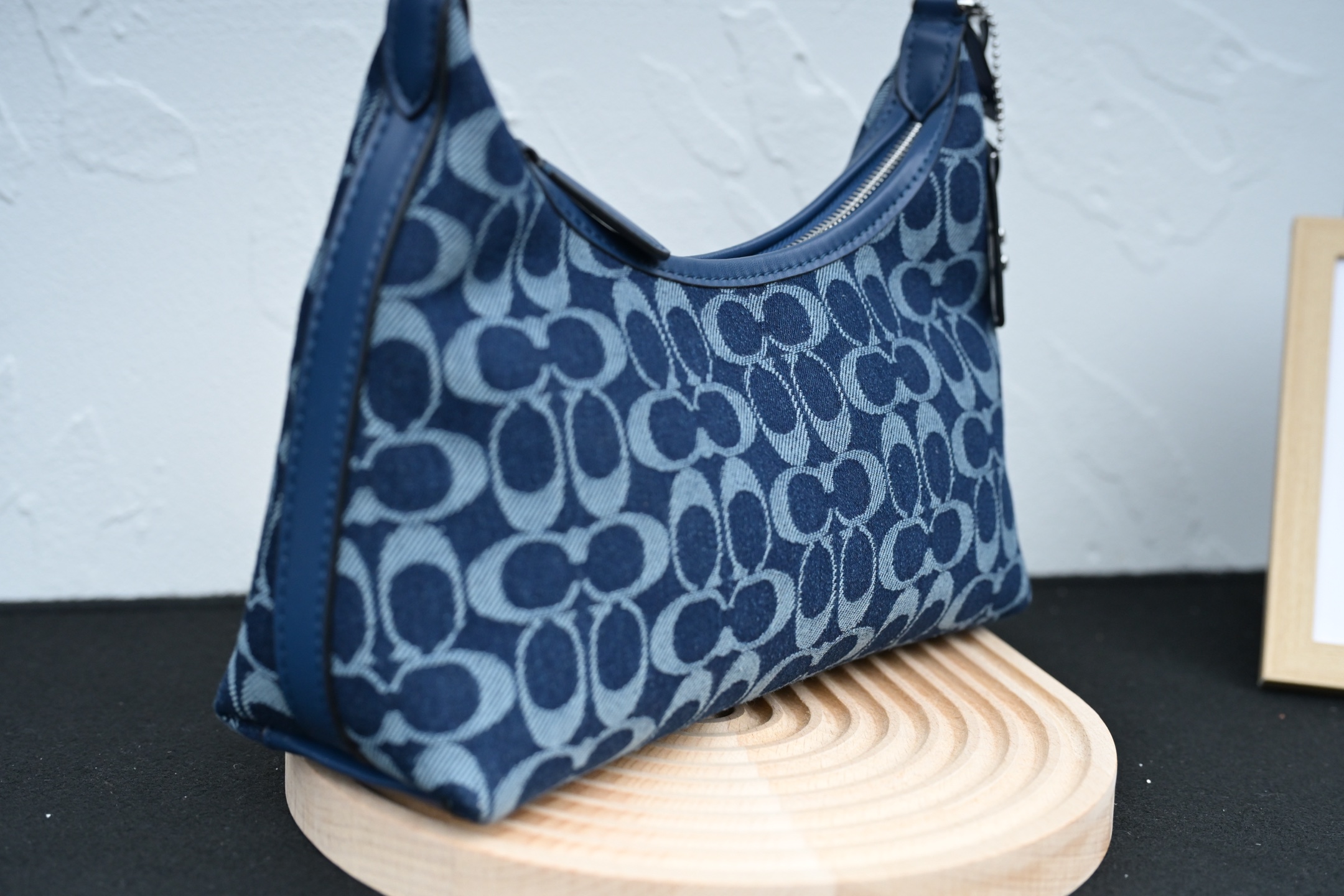 コーチ CAM27 ホーボーバッグ - デニムの軽やかさとスタイリッシュなデザイン