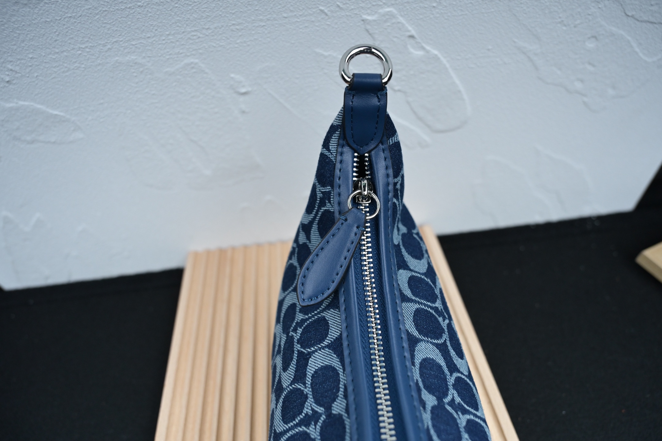 コーチ CAM27 ホーボーバッグ - デニムの軽やかさとスタイリッシュなデザイン