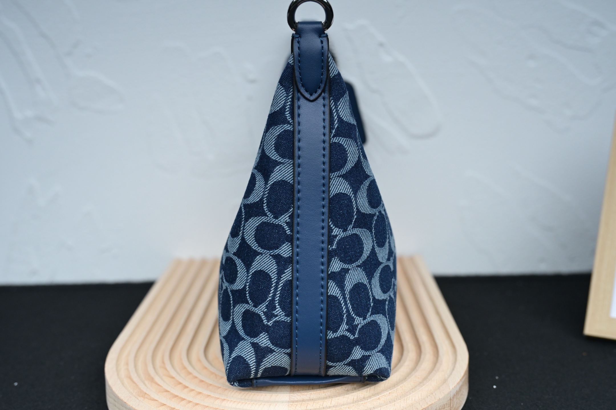 コーチ CAM27 ホーボーバッグ - デニムの軽やかさとスタイリッシュなデザイン