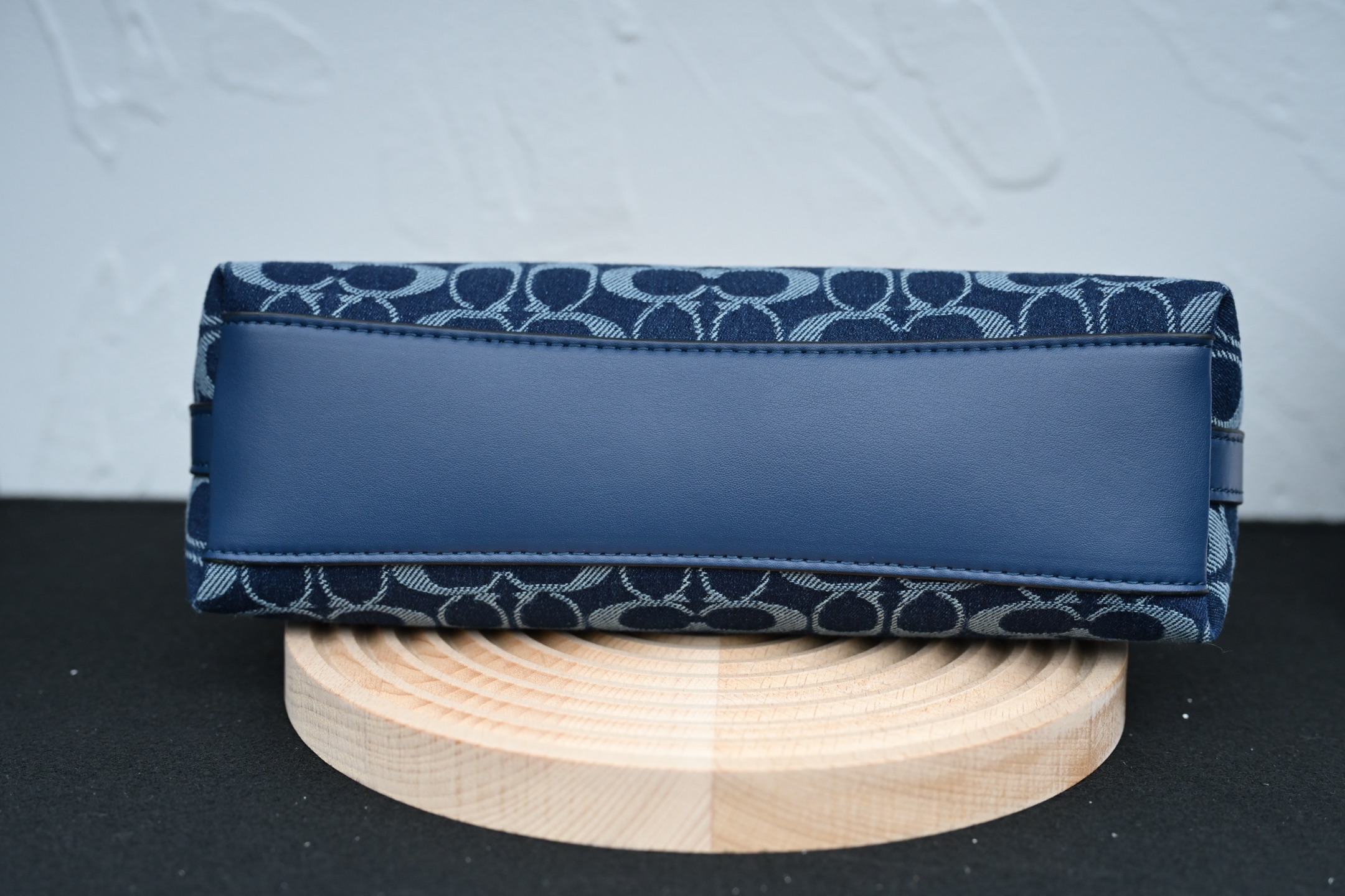 コーチ CAM27 ホーボーバッグ - デニムの軽やかさとスタイリッシュなデザイン