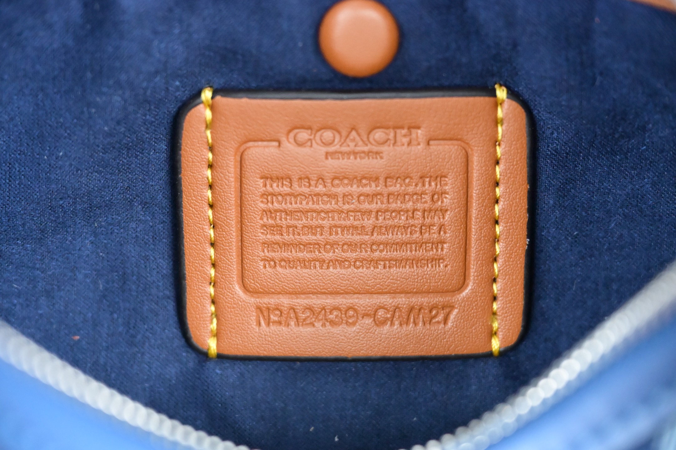 コーチ CAM27 ホーボーバッグ - デニムの軽やかさとスタイリッシュなデザイン