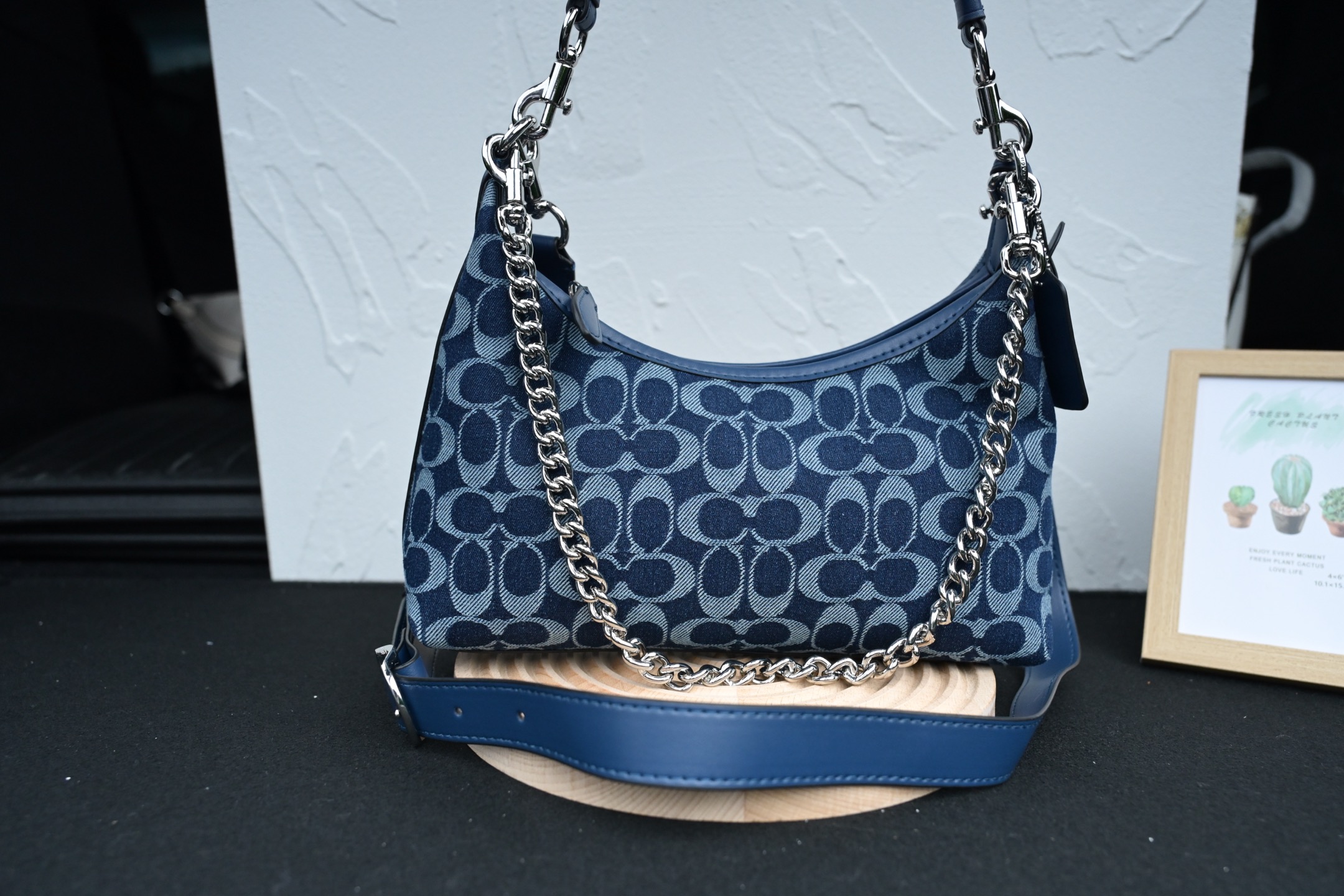 コーチ CAM27 ホーボーバッグ - デニムの軽やかさとスタイリッシュなデザイン