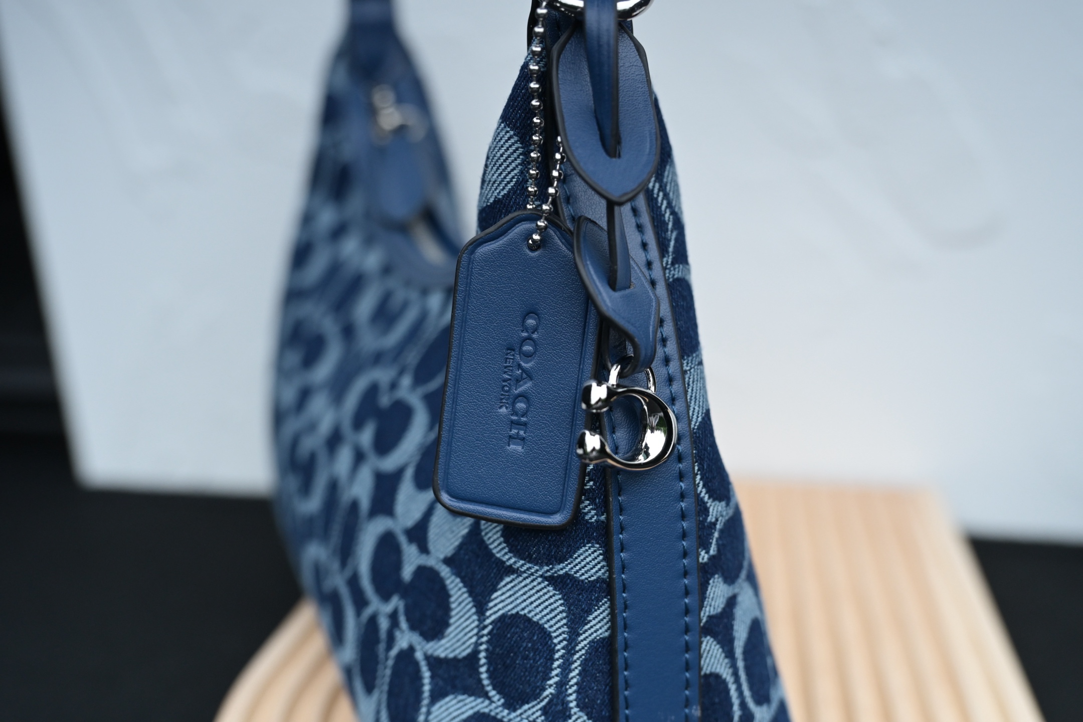 コーチ CAM27 ホーボーバッグ - デニムの軽やかさとスタイリッシュなデザイン