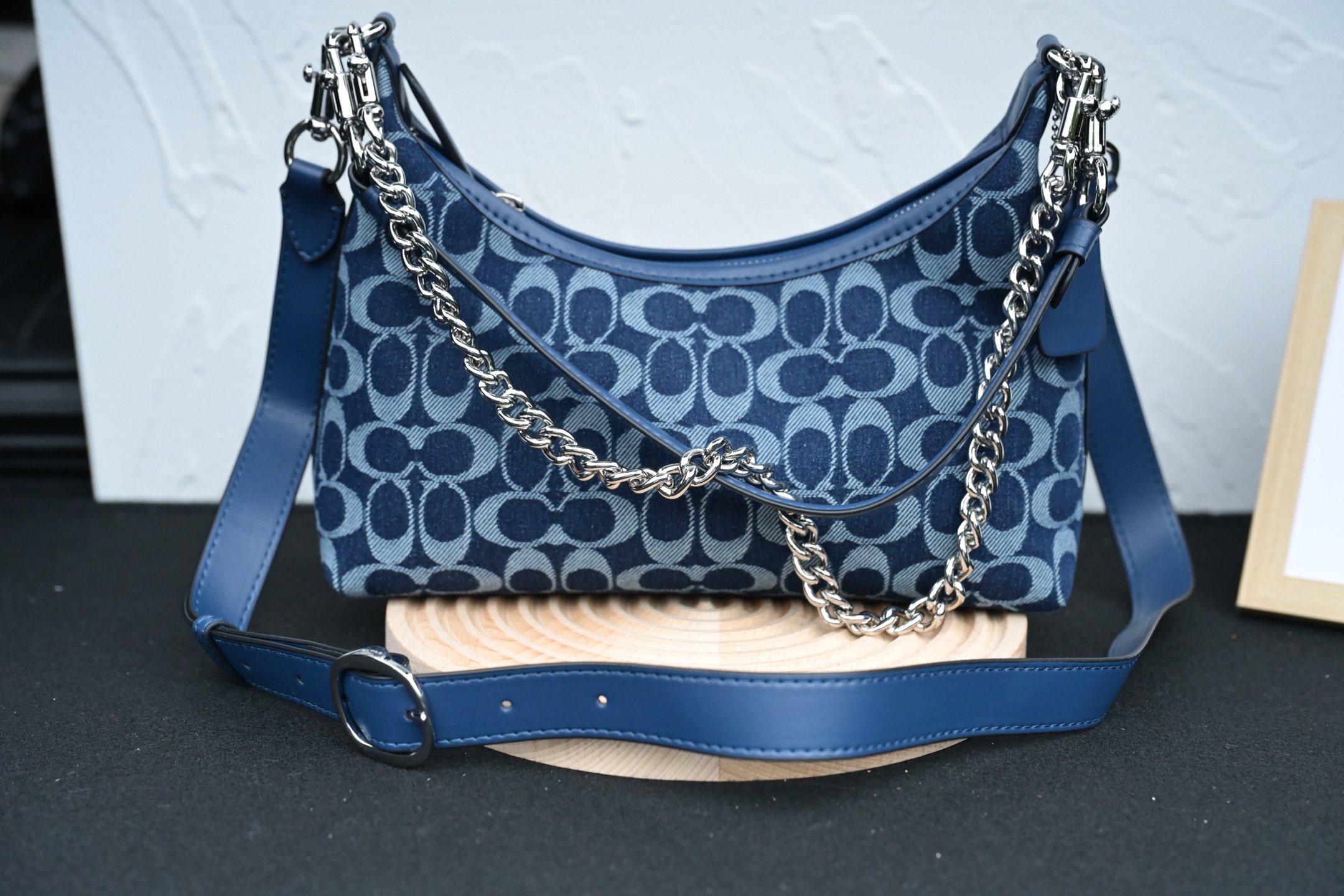 コーチ CAM27 ホーボーバッグ - デニムの軽やかさとスタイリッシュなデザイン