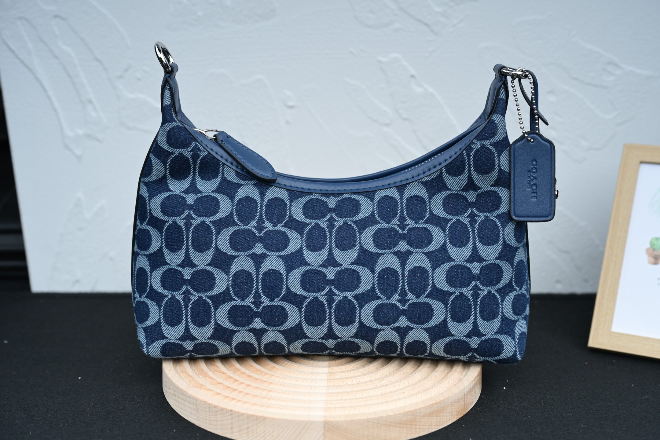 コーチ CAM27 ホーボーバッグ - デニムの軽やかさとスタイリッシュなデザイン