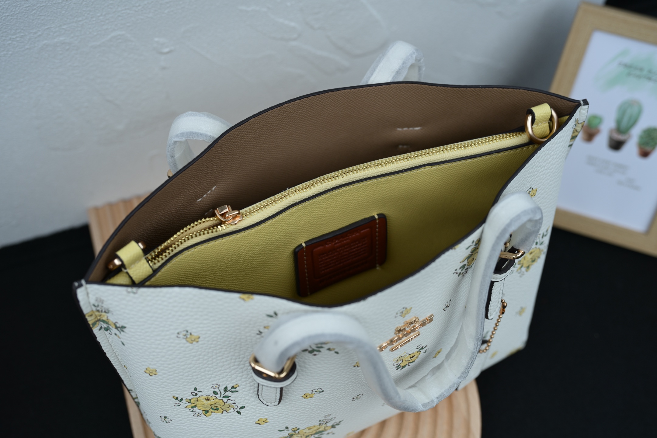 蔻驰 Molie Tote 25 - 春夏限定の花柄デザイン