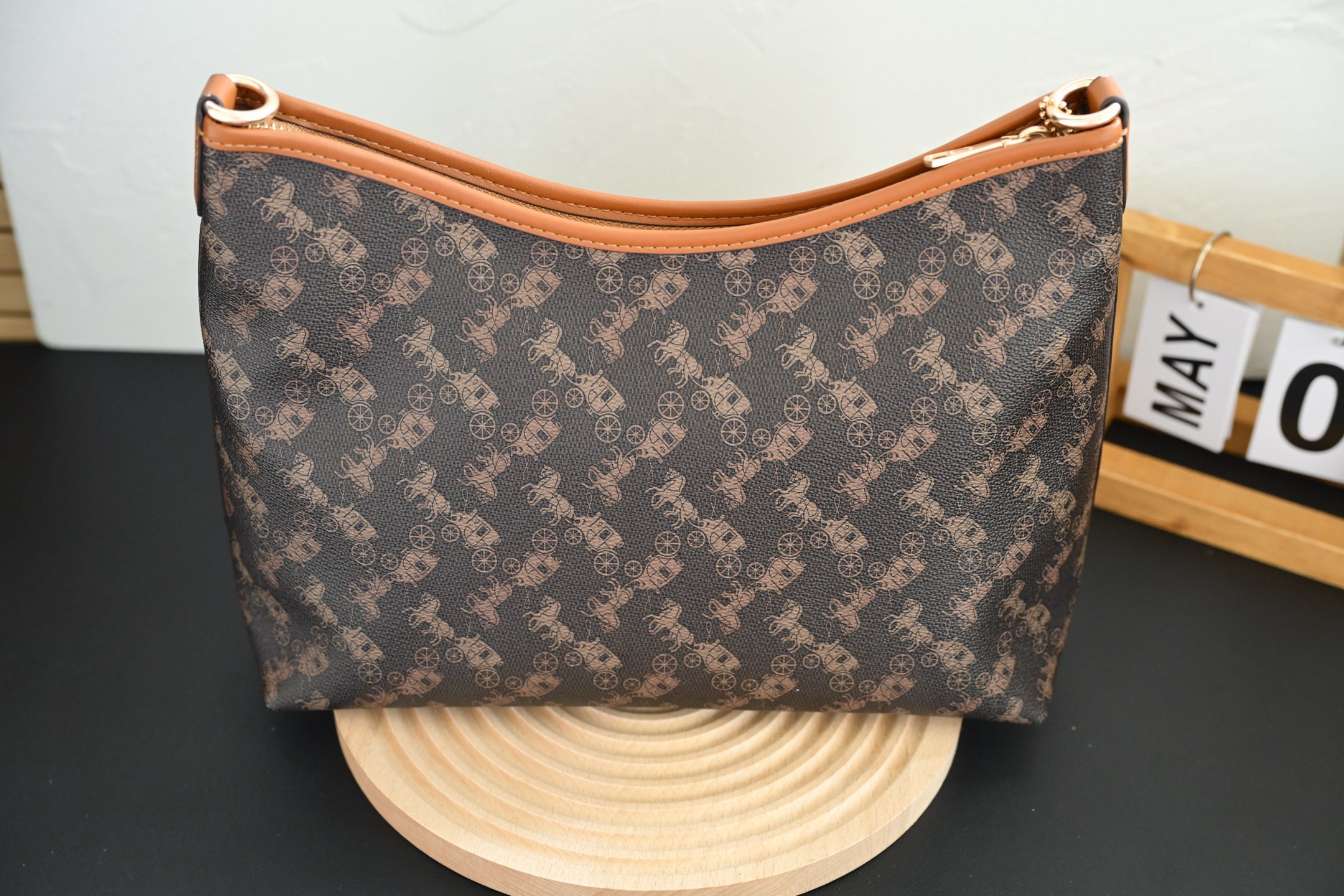 COA*H蔻家マーチ印花腋下包Laurela ショルダー＆ハンドバッグ