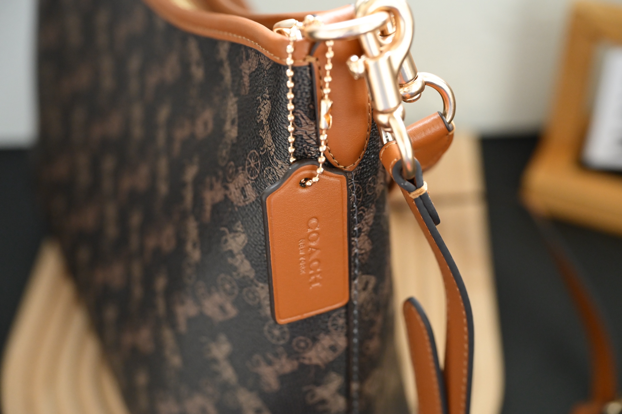 COA*H蔻家マーチ印花腋下包Laurela ショルダー＆ハンドバッグ