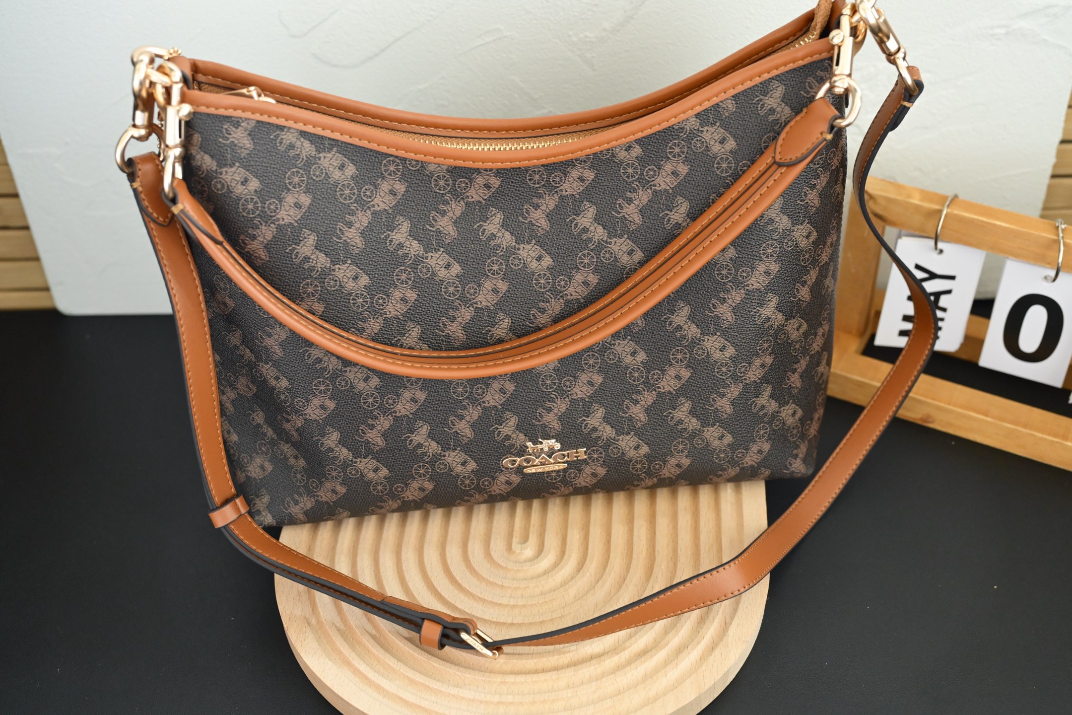 COA*H蔻家マーチ印花腋下包Laurela ショルダー＆ハンドバッグ