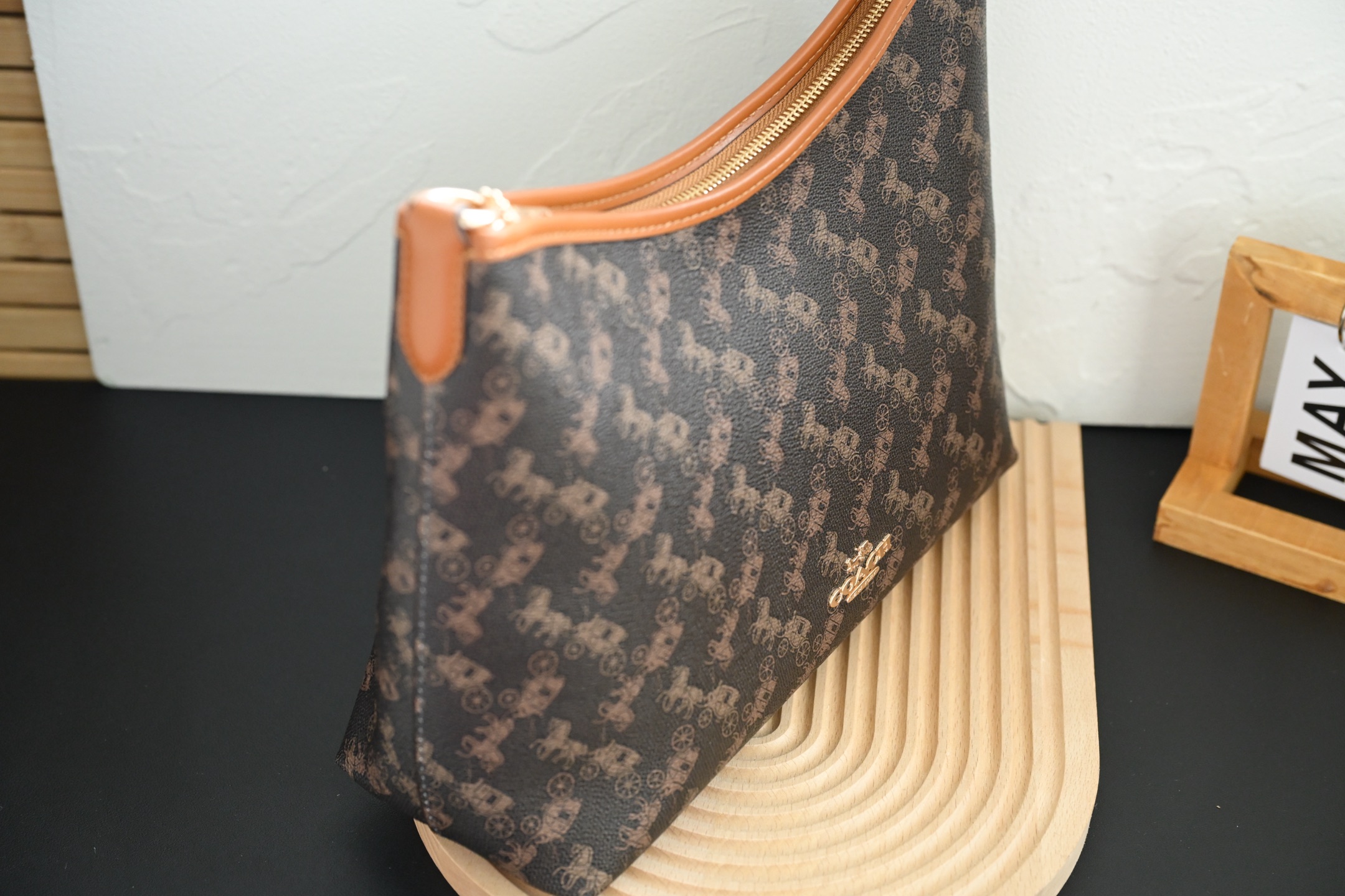 COA*H蔻家マーチ印花腋下包Laurela ショルダー＆ハンドバッグ