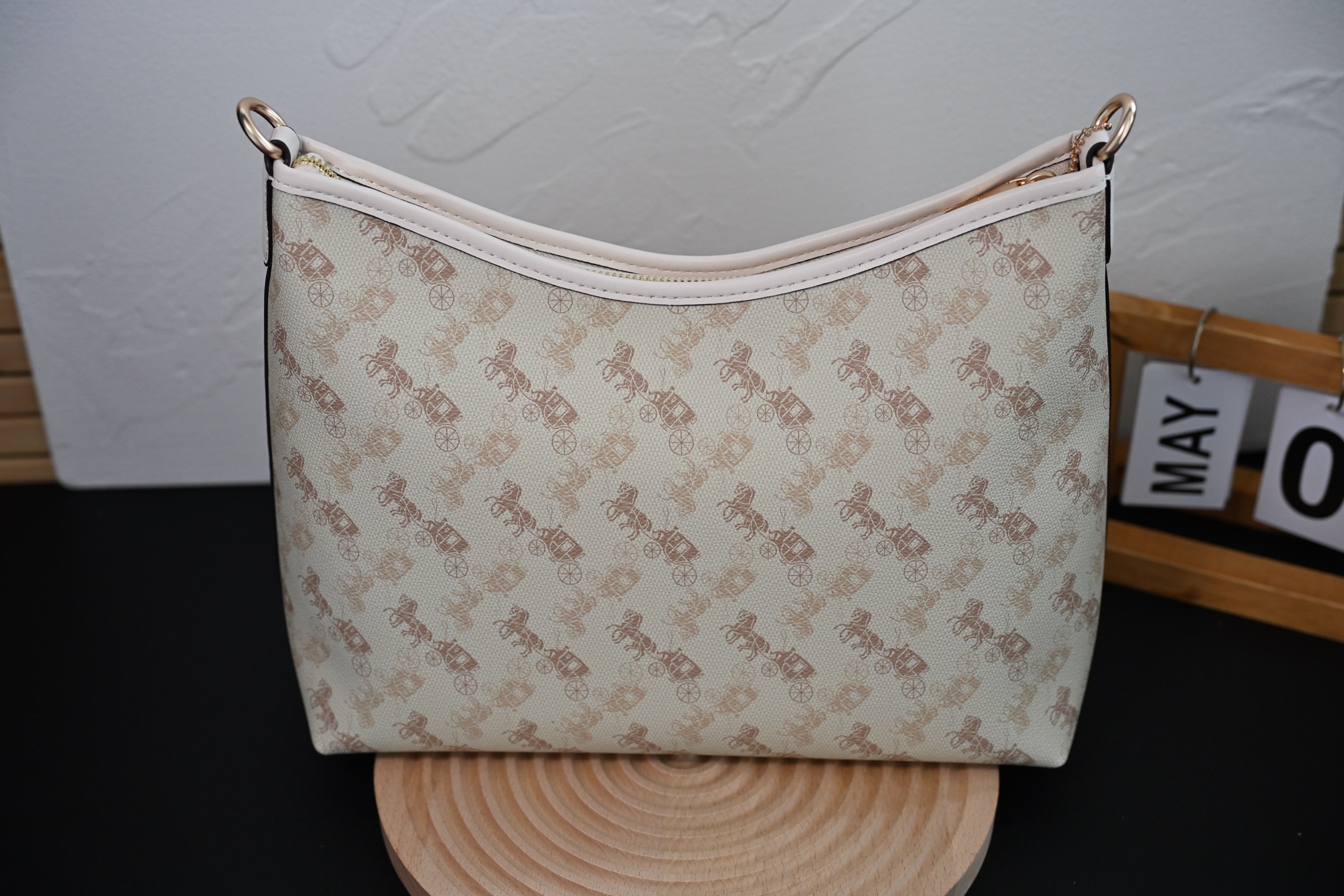 COA*H蔻家マーチ印花腋下包Laurela - おしゃれな斜め掛けバッグ