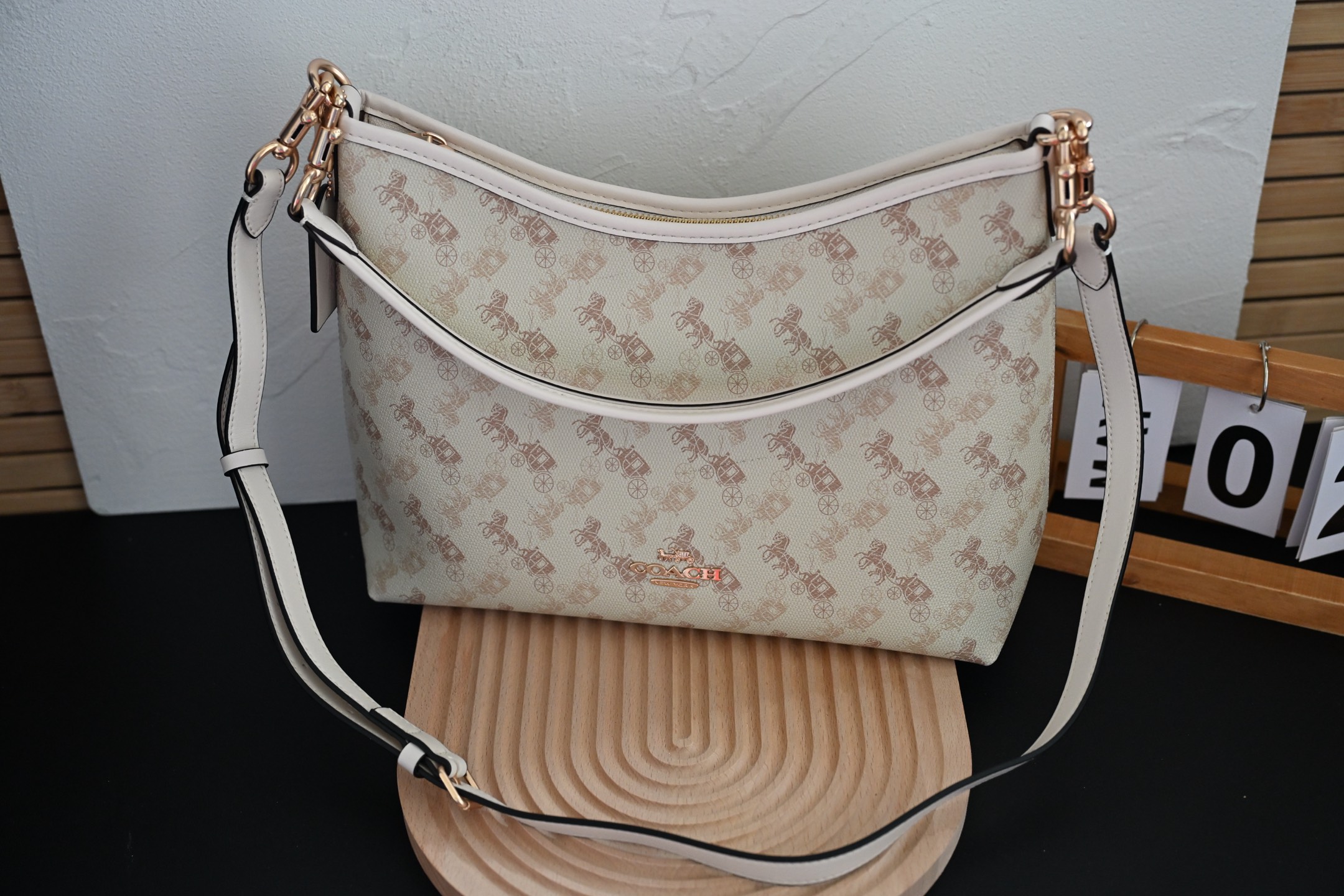 COA*H蔻家マーチ印花腋下包Laurela - おしゃれな斜め掛けバッグ