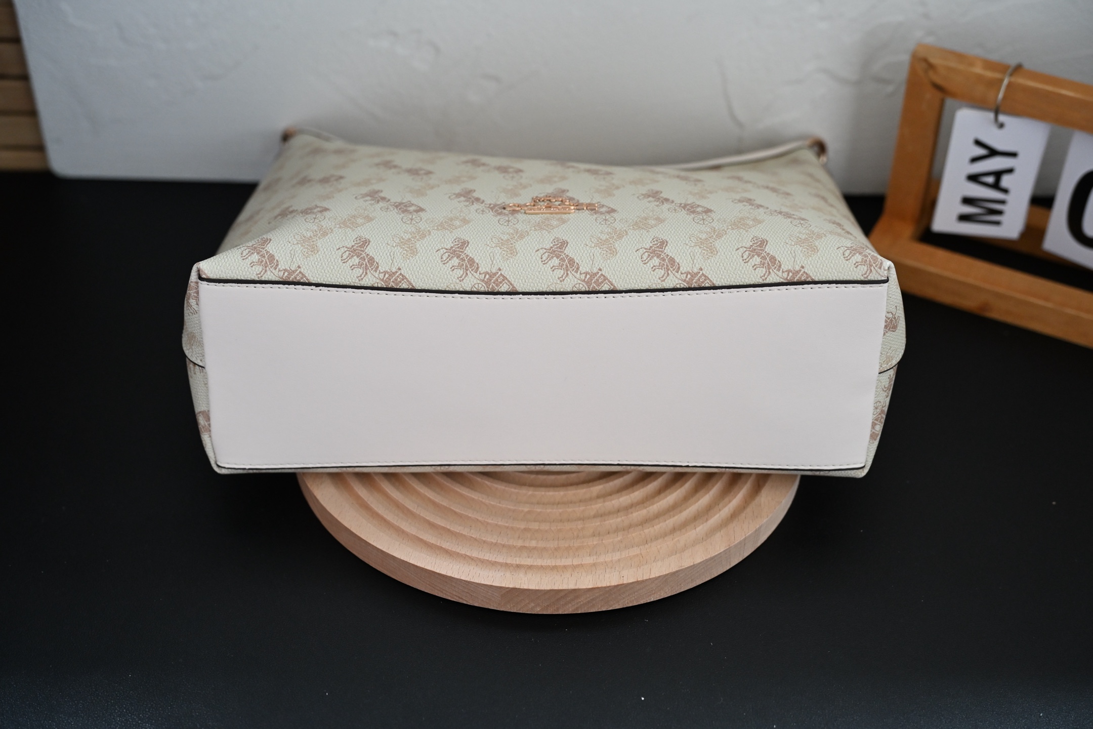 COA*H蔻家マーチ印花腋下包Laurela - おしゃれな斜め掛けバッグ