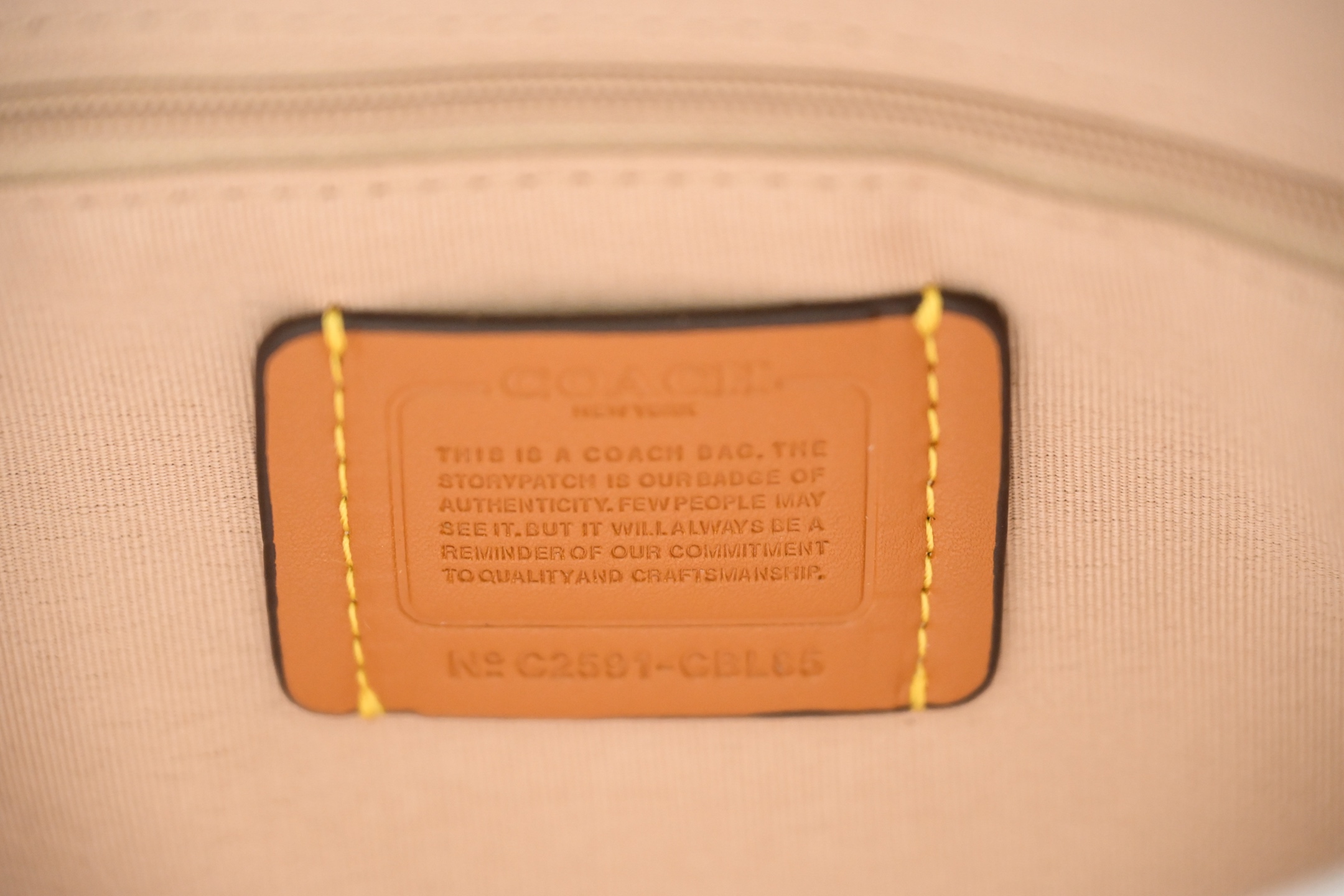 COA*H蔻家マーチ印花腋下包Laurela - おしゃれな斜め掛けバッグ