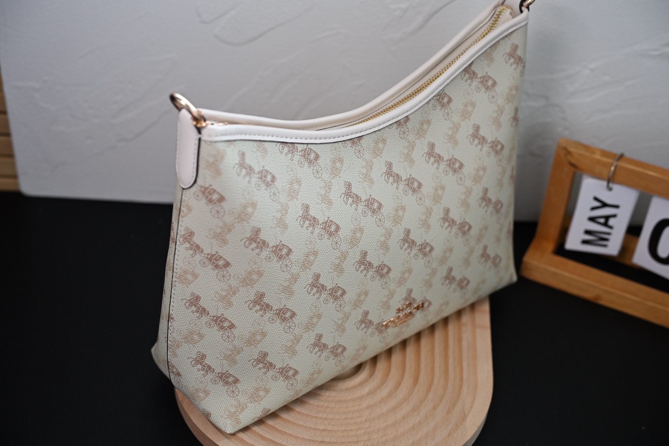 COA*H蔻家マーチ印花腋下包Laurela - おしゃれな斜め掛けバッグ