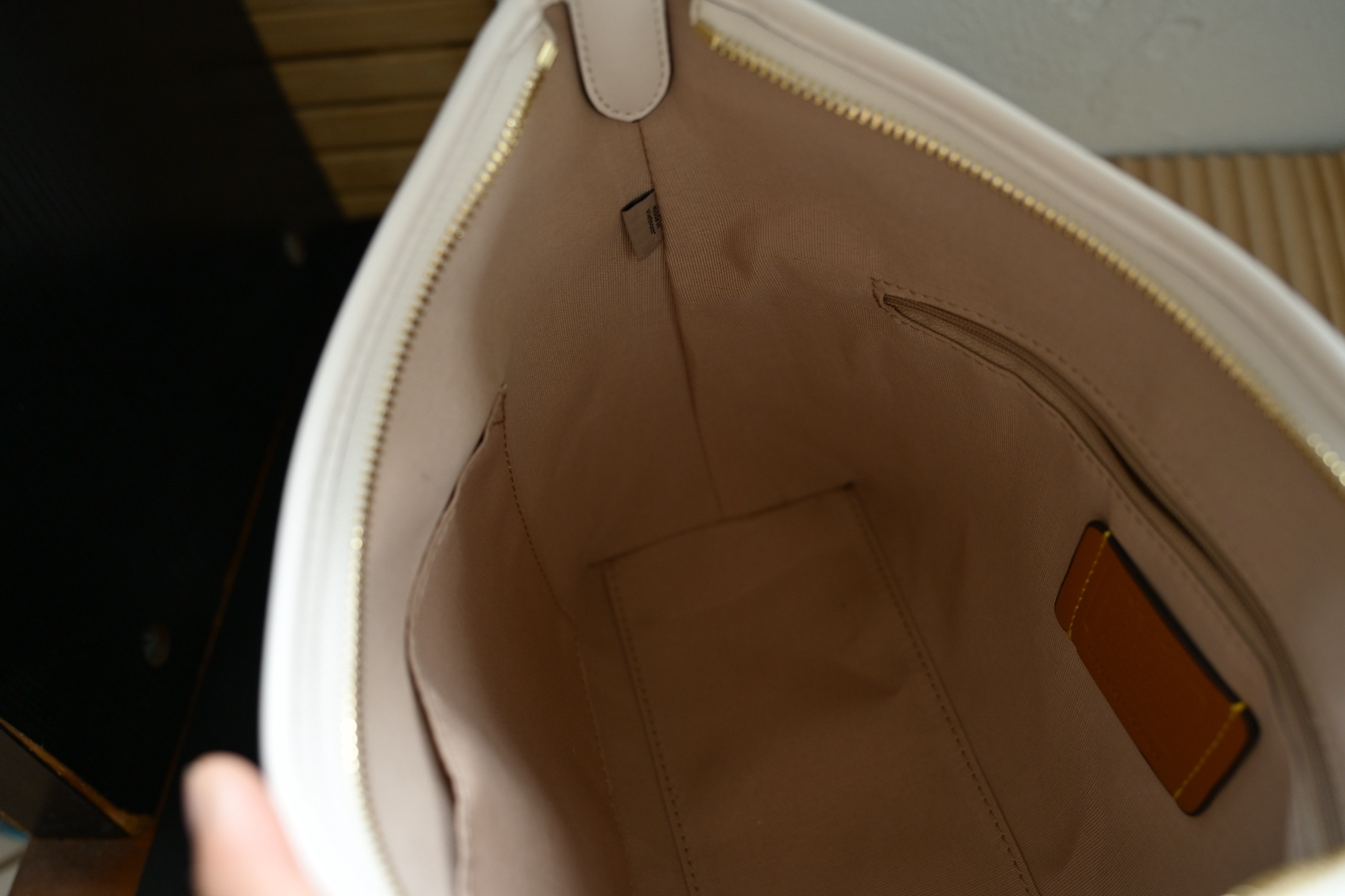 COA*H蔻家マーチ印花腋下包Laurela - おしゃれな斜め掛けバッグ