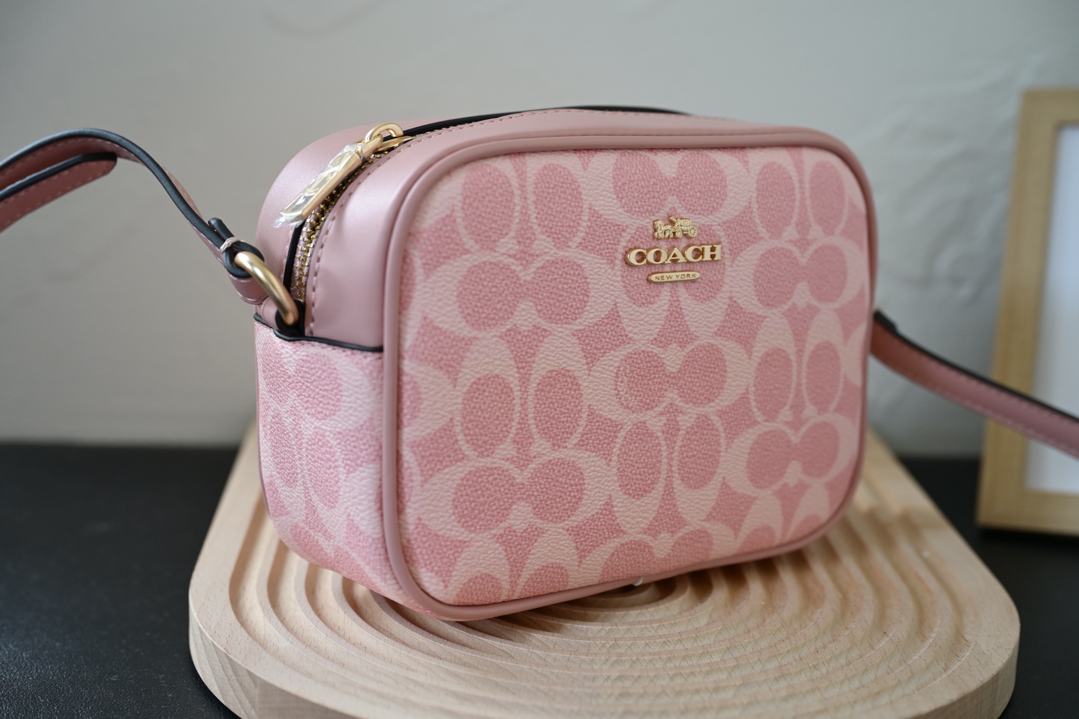 COACH新作City Tote学院風相机包 - 春夏にぴったりの大ロゴデザイン