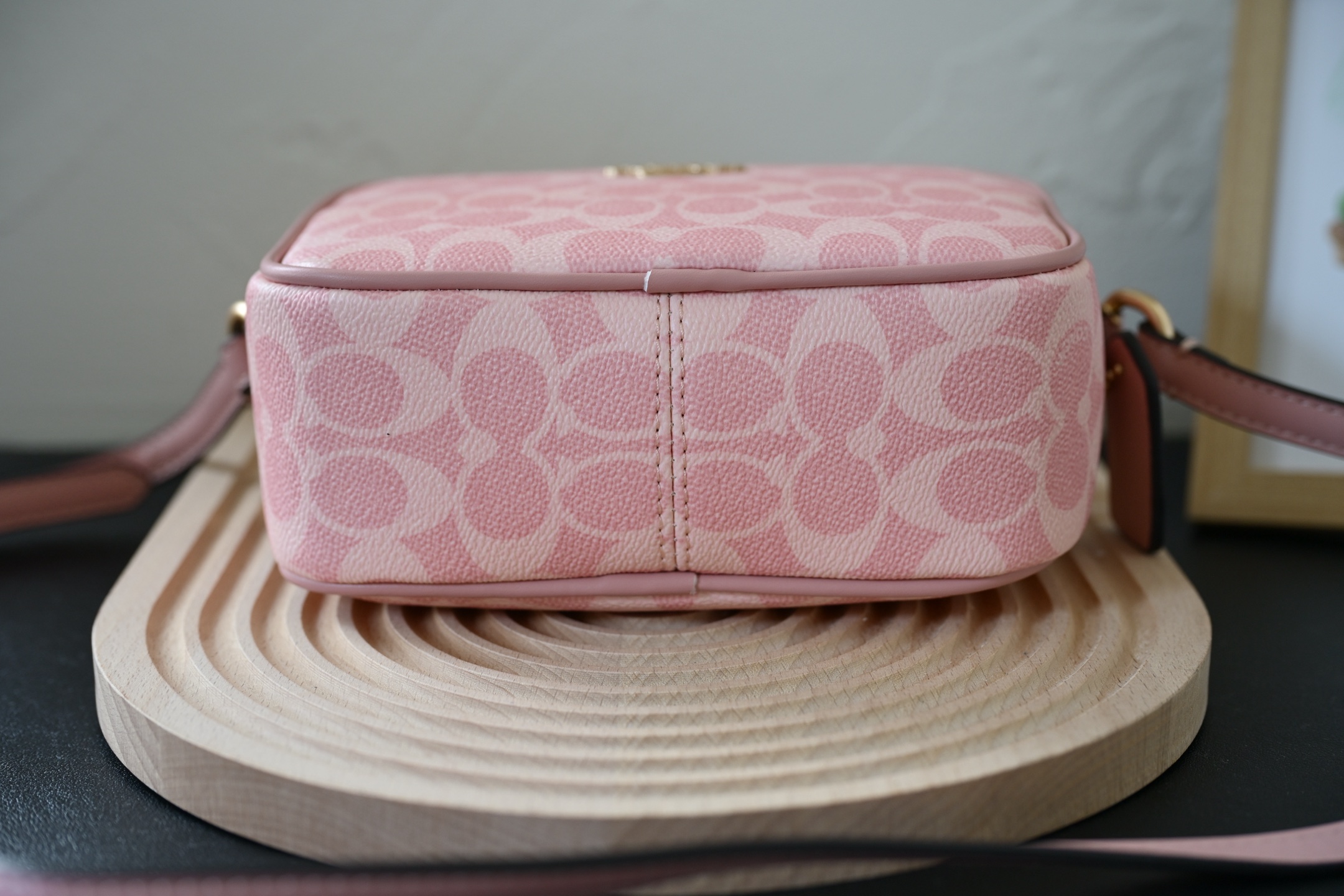 COACH新作City Tote学院風相机包 - 春夏にぴったりの大ロゴデザイン