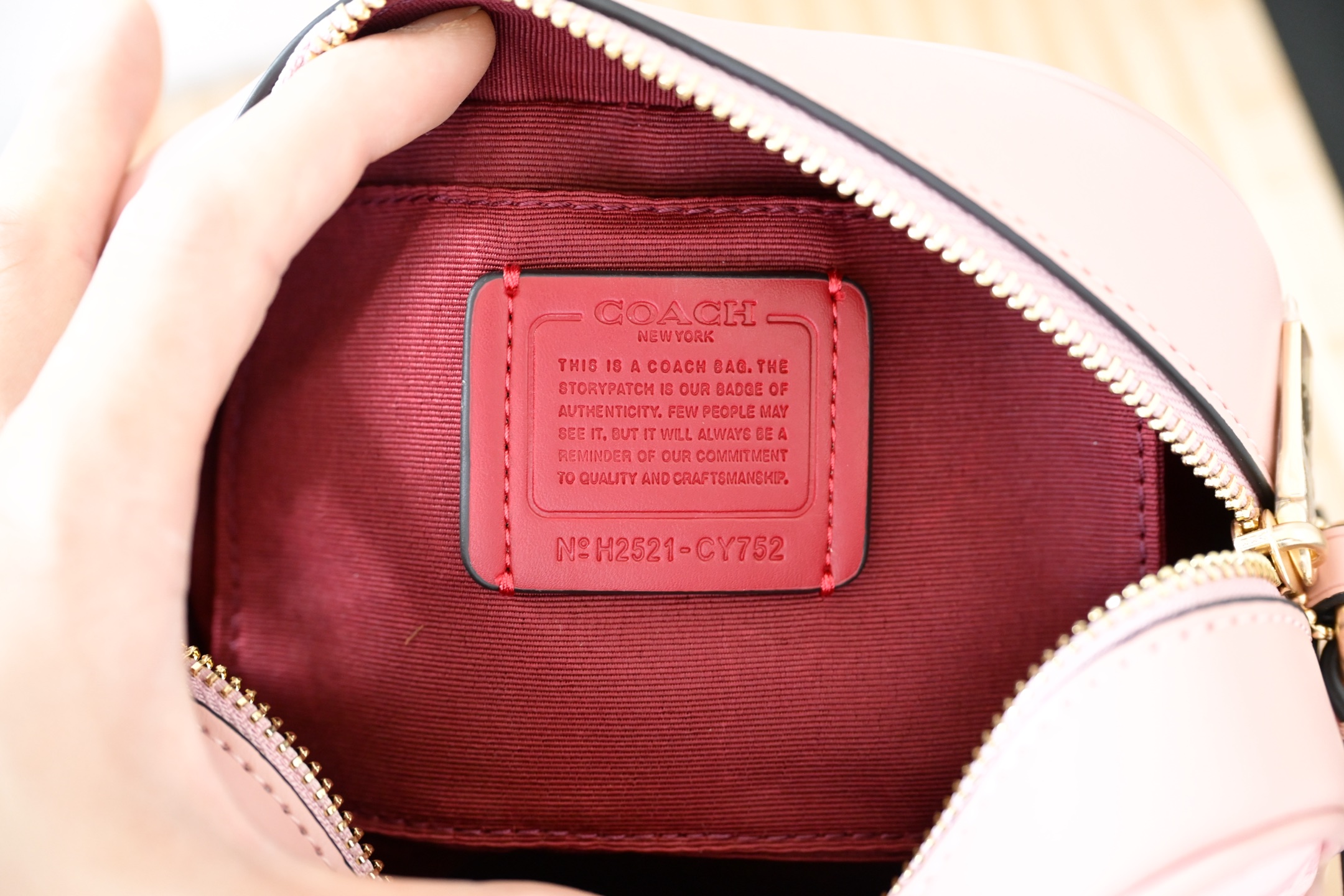 COACH新作City Tote学院風相机包 - 春夏にぴったりの大ロゴデザイン