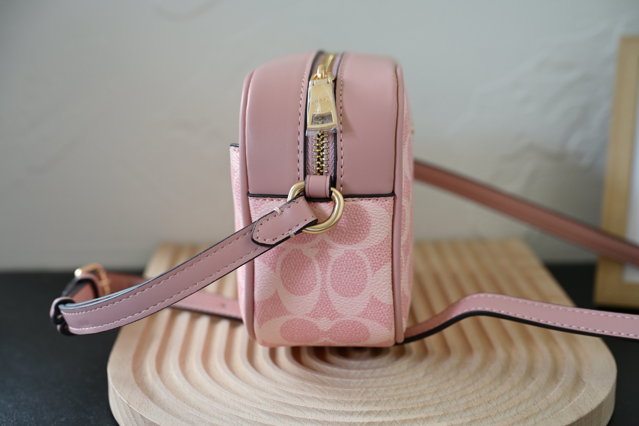 COACH新作City Tote学院風相机包 - 春夏にぴったりの大ロゴデザイン