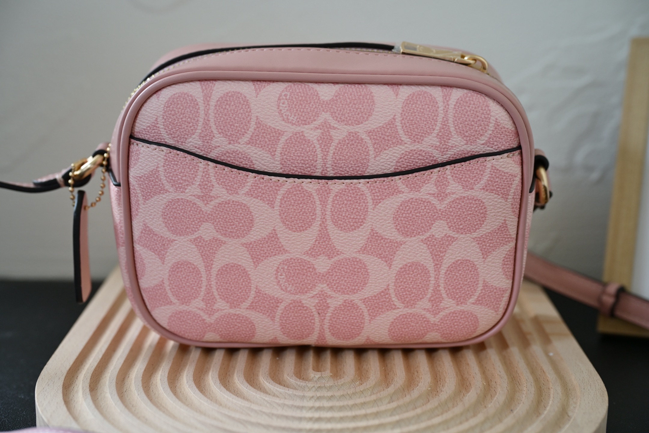 COACH新作City Tote学院風相机包 - 春夏にぴったりの大ロゴデザイン