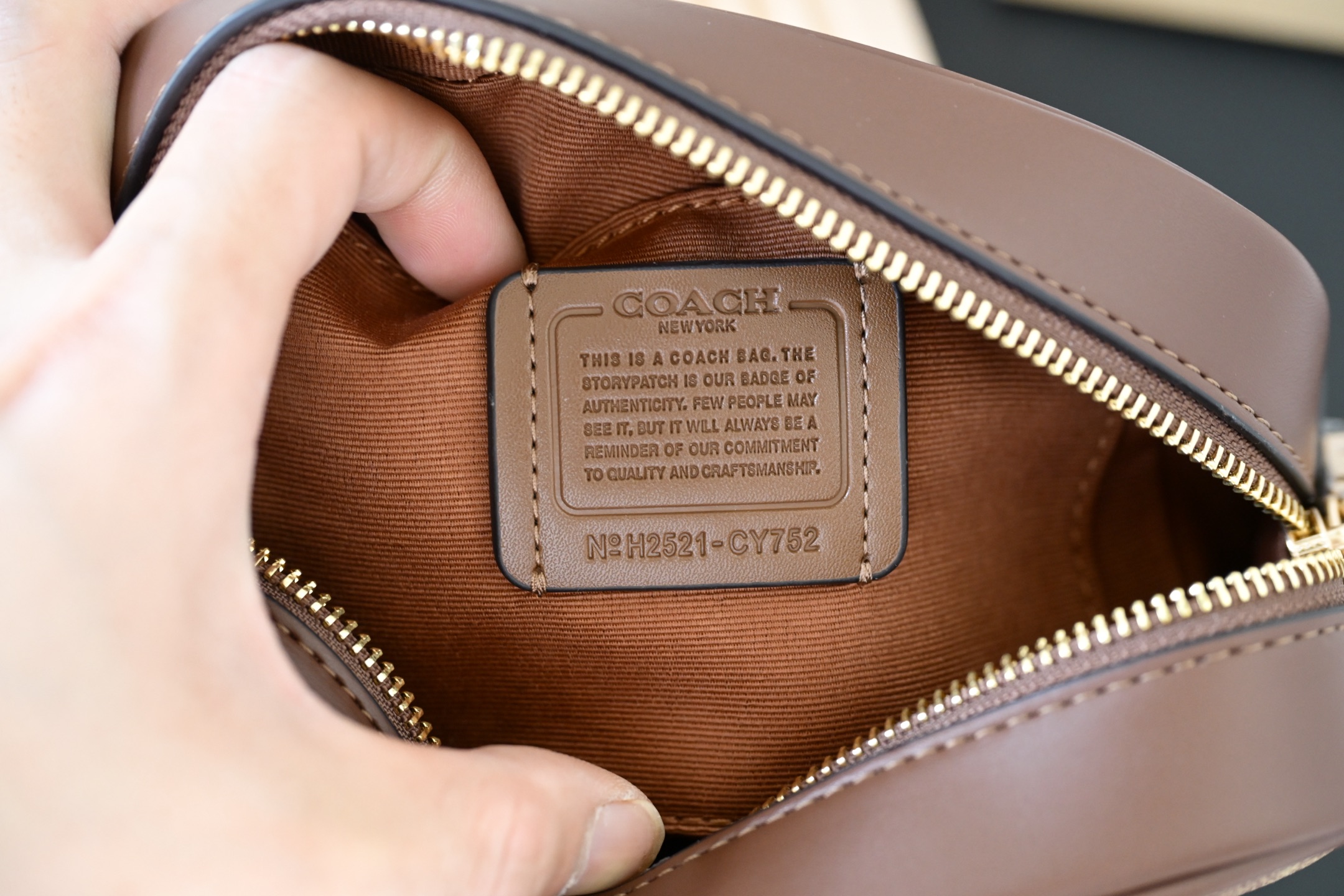 COACH 新款 City Tote 学院風相机包 大ロゴデザイン