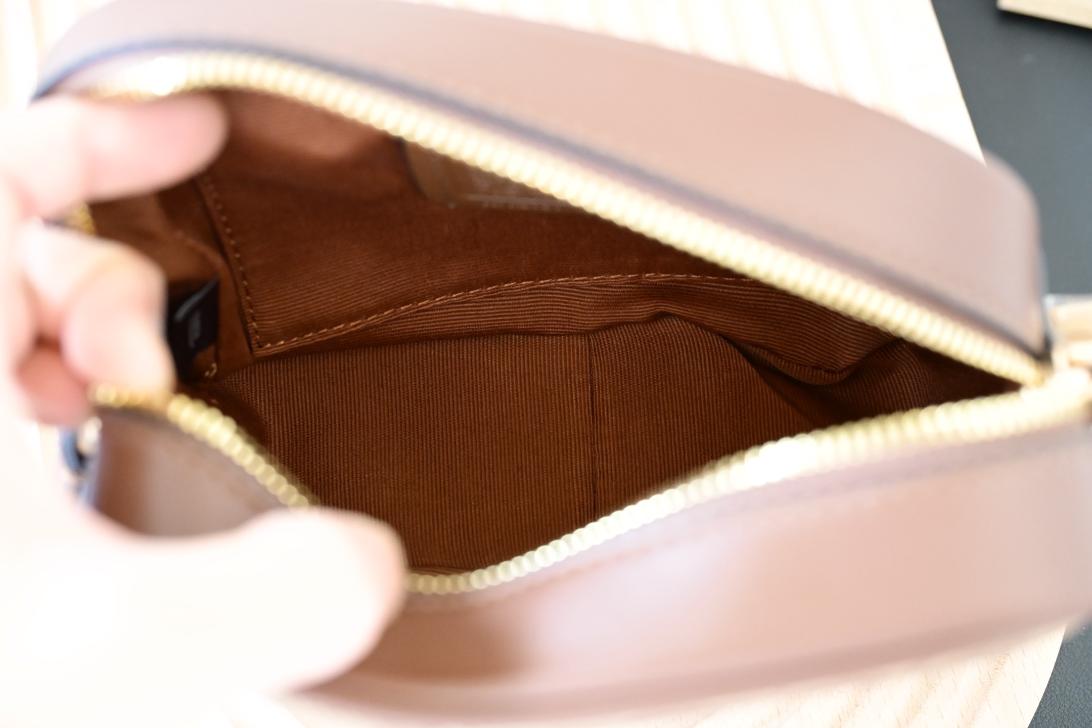 COACH 新款 City Tote 学院風相机包 大ロゴデザイン