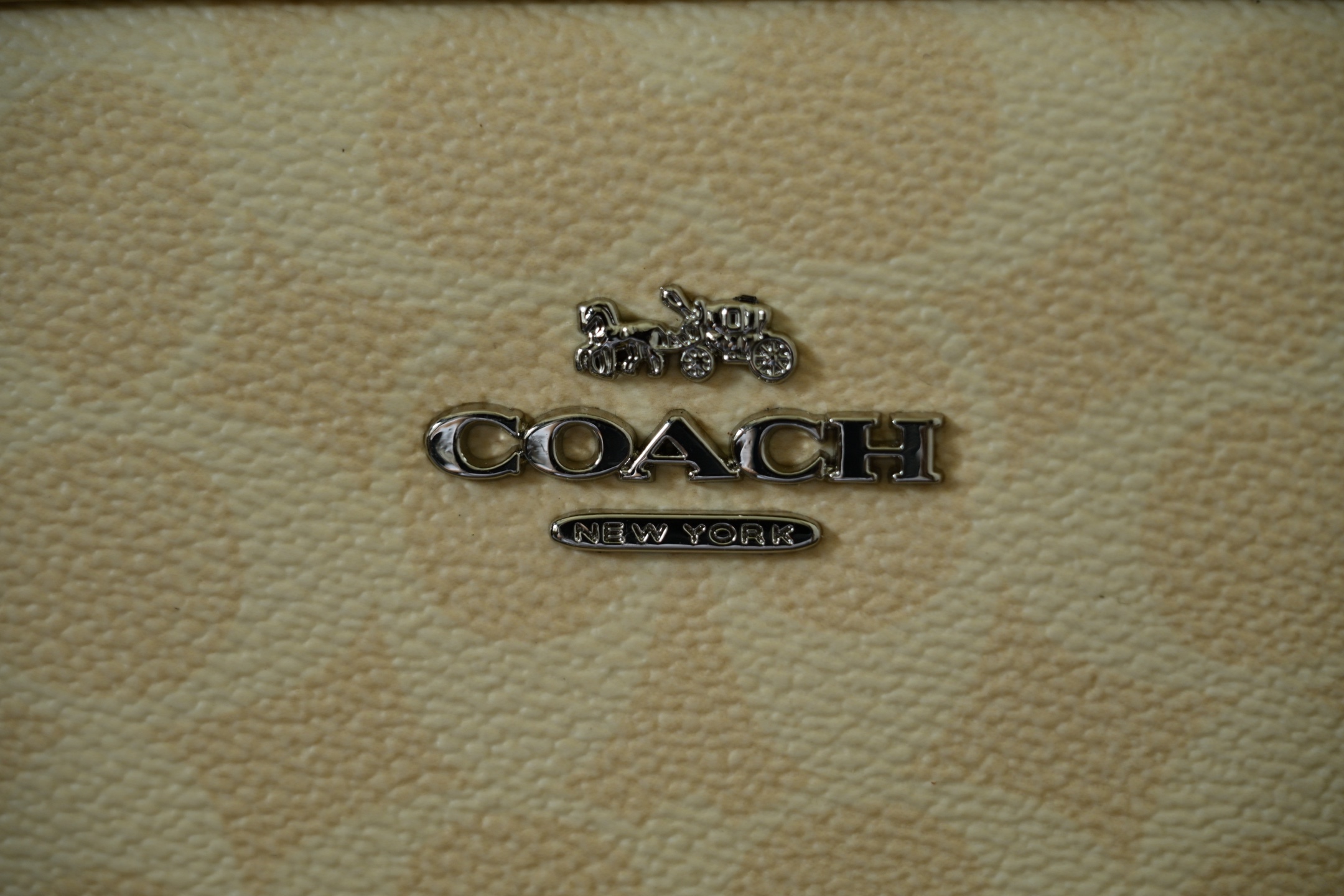 Coach 新作 City Tote 学院風カメラバッグ 大ロゴデザイン