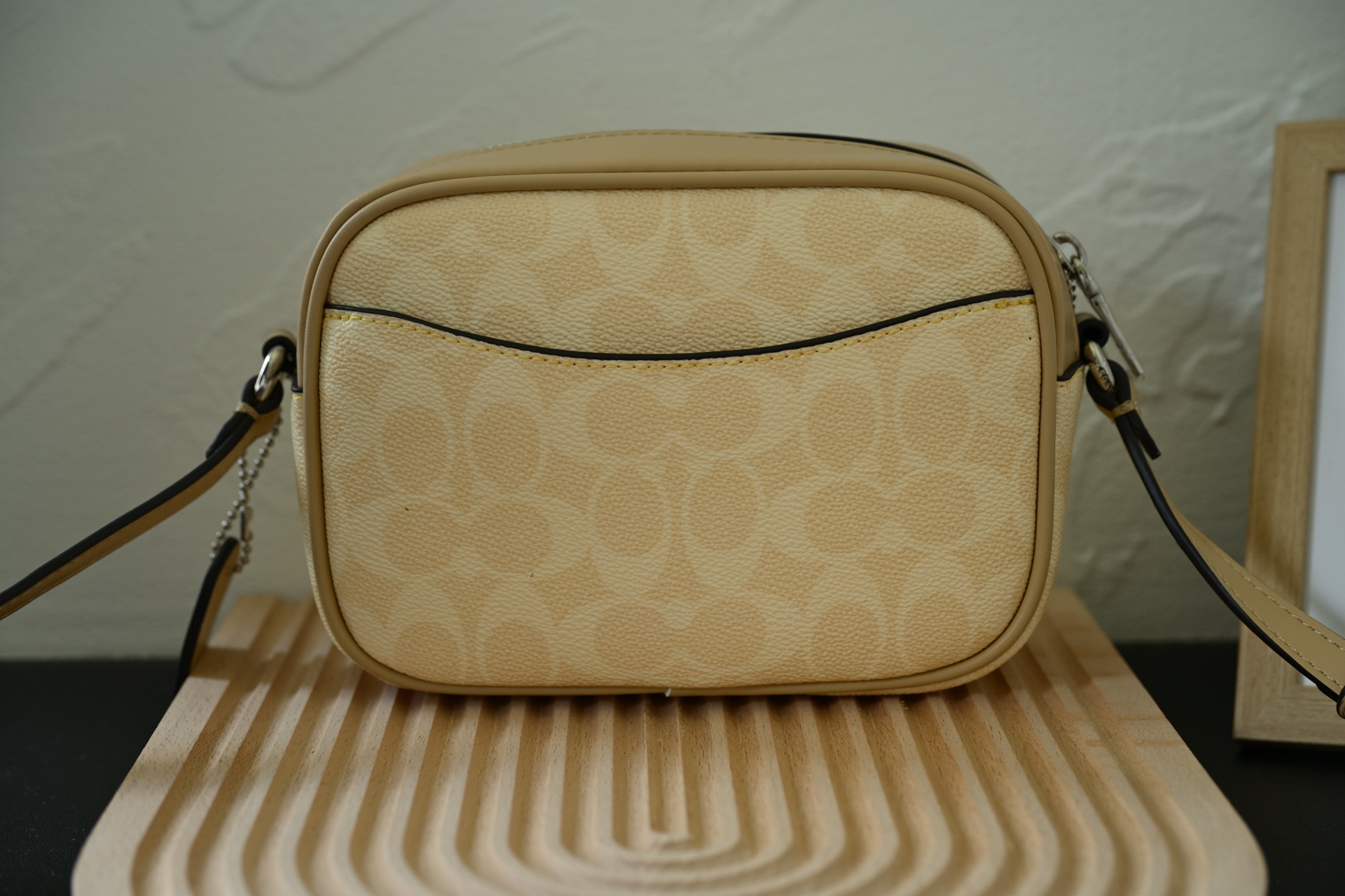 Coach 新作 City Tote 学院風カメラバッグ 大ロゴデザイン