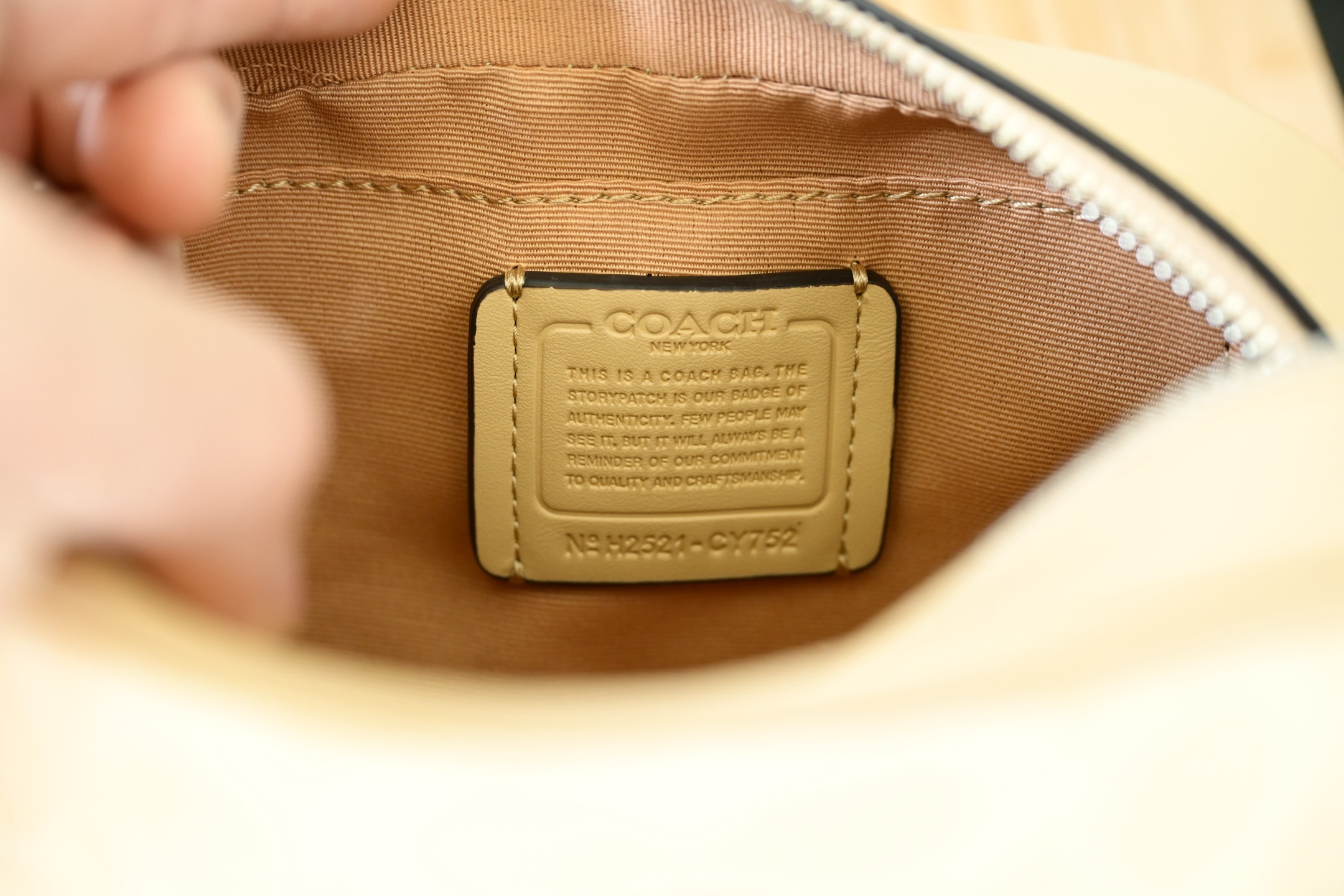 Coach 新作 City Tote 学院風カメラバッグ 大ロゴデザイン