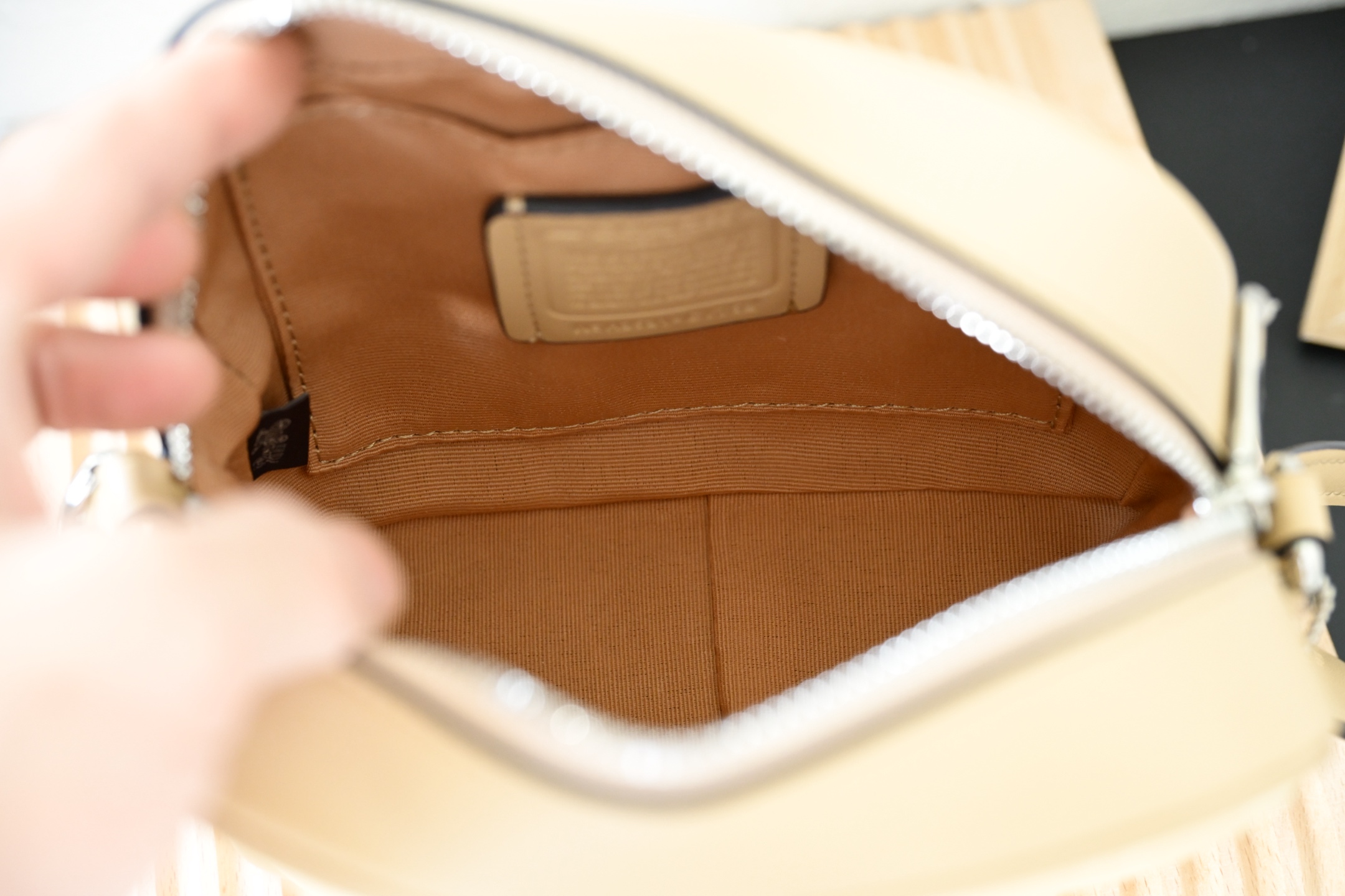 Coach 新作 City Tote 学院風カメラバッグ 大ロゴデザイン