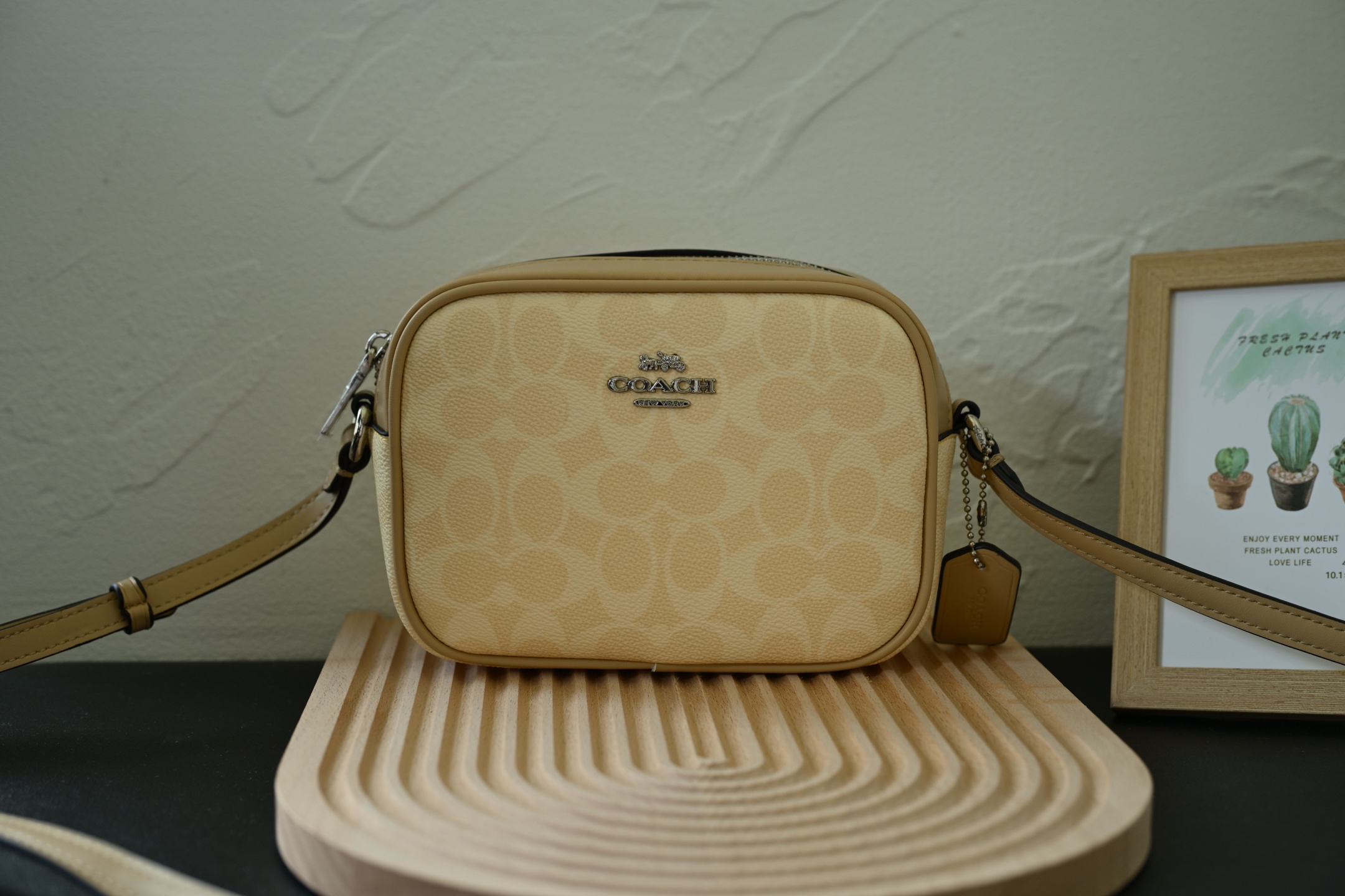 Coach 新作 City Tote 学院風カメラバッグ 大ロゴデザイン