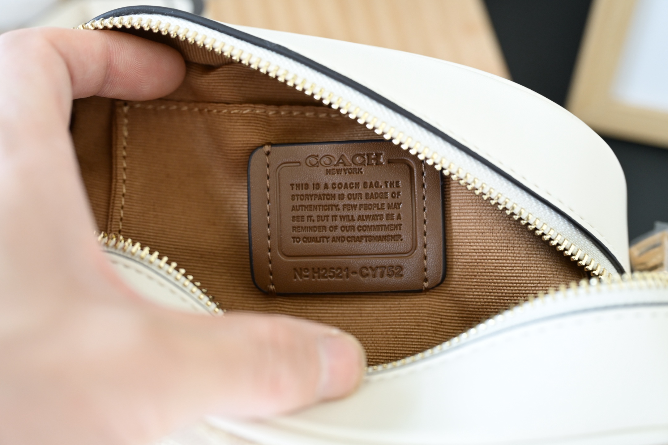 Coach 蔻驰新款 City Tote 大ロゴ学院風相机包