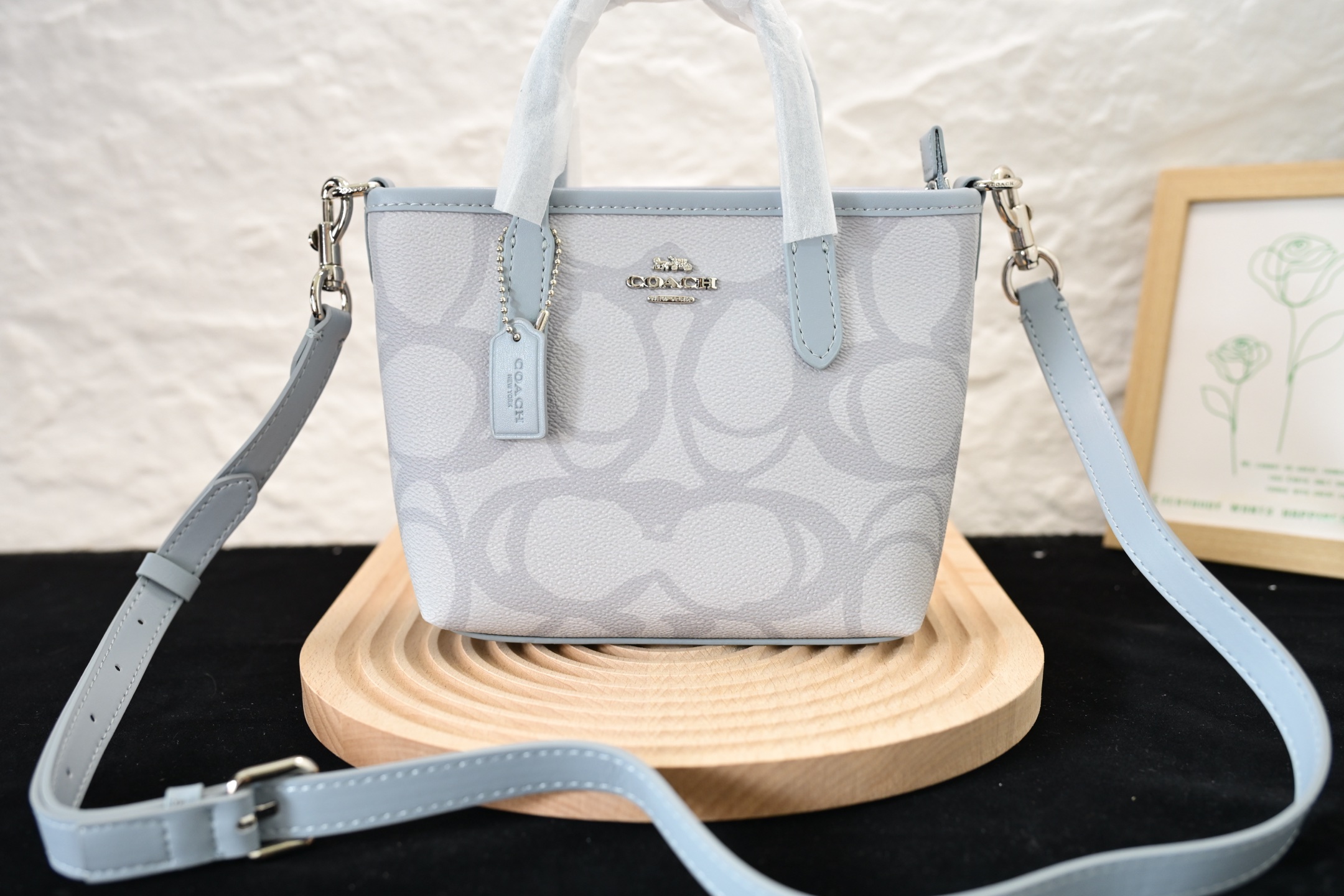 Coach's new July release, the Mini City CBM64, is a small tote crossbody dumpling bag with dimensions of 17×14×8cm. image 1
