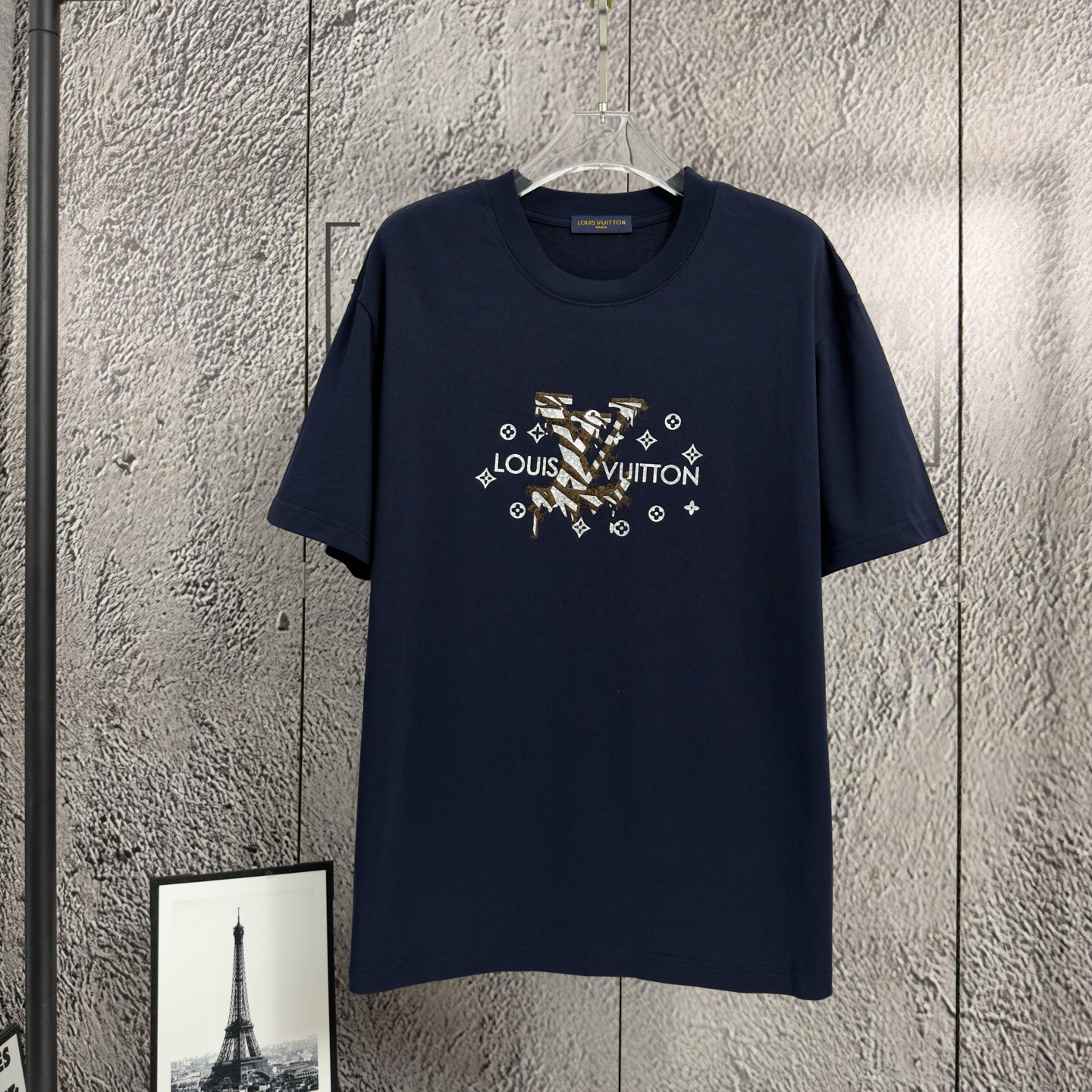 P80 𝙉𝙚𝙬⚜️LV Louis》 2026 primavera y verano nueva camiseta de manga corta flocado de algodón puro pesado y estilo per…