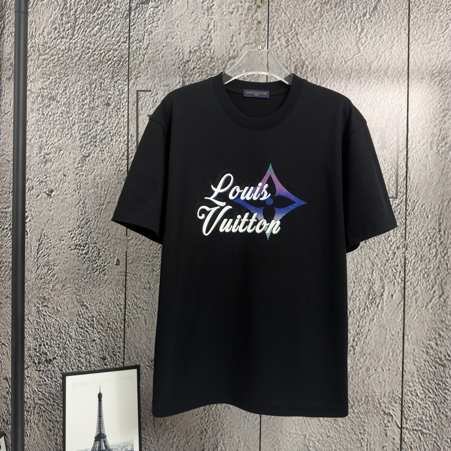 P80 𝙉𝙚𝙬⚜️LV Louis》 2026 primavera y verano nueva camiseta de manga corta algodón puro pesado cuero laminado con bril…