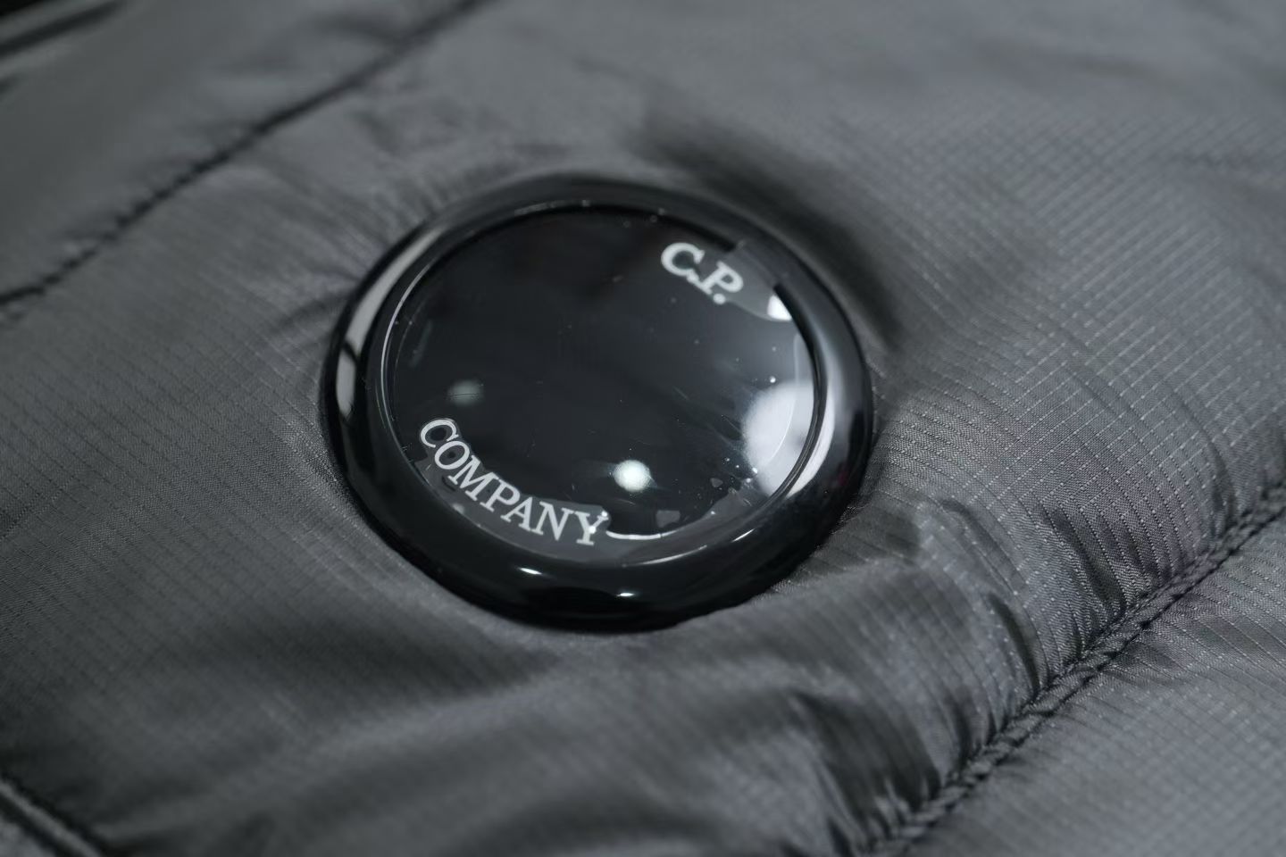 1688💰（编号16）
纯正，CP Chrome-R 羽绒服

采用时尚的全黑设计，配有两个方便的前袋和一个带有品牌标志性镜片的袖袋。这款夹克配有双向拉链，兼具实用性和时尚感，是您进行各种户外探险的理想之选。95%日本白鸭绒！充绒饱满！变态级的蓬松度！
二维码随机！强求加价！帽子可收纳。
西伯利亚可过冬 
xs    胸围112     长65
S      胸围116    长66
M     胸围120    长67
L      胸围124    长69
XL    胸围130    长73
2X    胸围138    长74