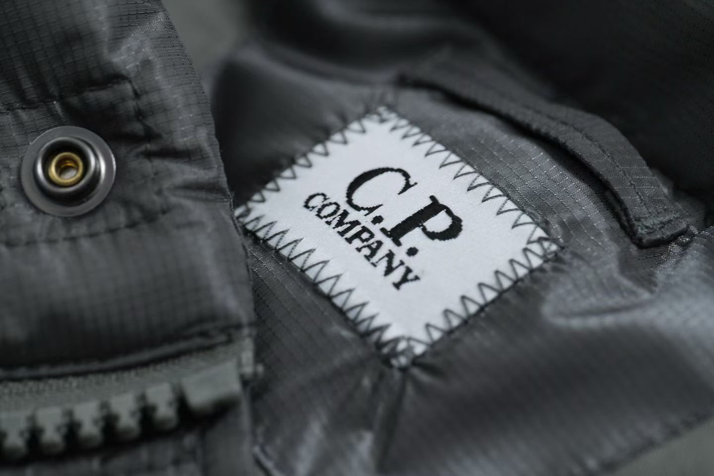 1688💰（编号16）
纯正，CP Chrome-R 羽绒服

采用时尚的全黑设计，配有两个方便的前袋和一个带有品牌标志性镜片的袖袋。这款夹克配有双向拉链，兼具实用性和时尚感，是您进行各种户外探险的理想之选。95%日本白鸭绒！充绒饱满！变态级的蓬松度！
二维码随机！强求加价！帽子可收纳。
西伯利亚可过冬 
xs    胸围112     长65
S      胸围116    长66
M     胸围120    长67
L      胸围124    长69
XL    胸围130    长73
2X    胸围138    长74