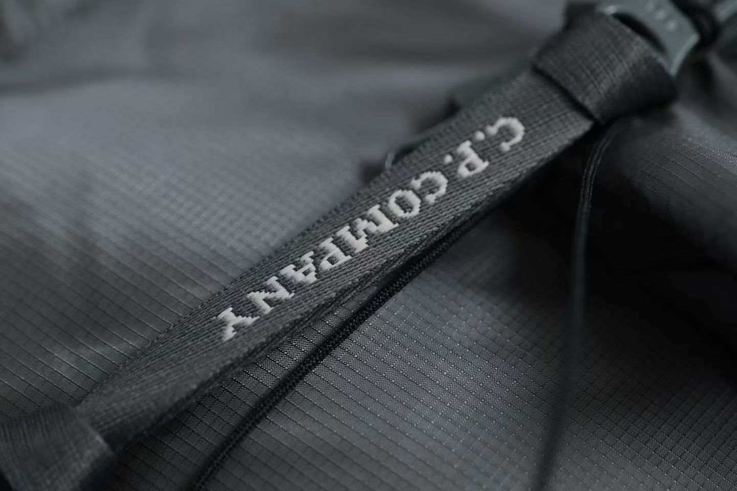 1688💰（编号16）
纯正，CP Chrome-R 羽绒服

采用时尚的全黑设计，配有两个方便的前袋和一个带有品牌标志性镜片的袖袋。这款夹克配有双向拉链，兼具实用性和时尚感，是您进行各种户外探险的理想之选。95%日本白鸭绒！充绒饱满！变态级的蓬松度！
二维码随机！强求加价！帽子可收纳。
西伯利亚可过冬 
xs    胸围112     长65
S      胸围116    长66
M     胸围120    长67
L      胸围124    长69
XL    胸围130    长73
2X    胸围138    长74